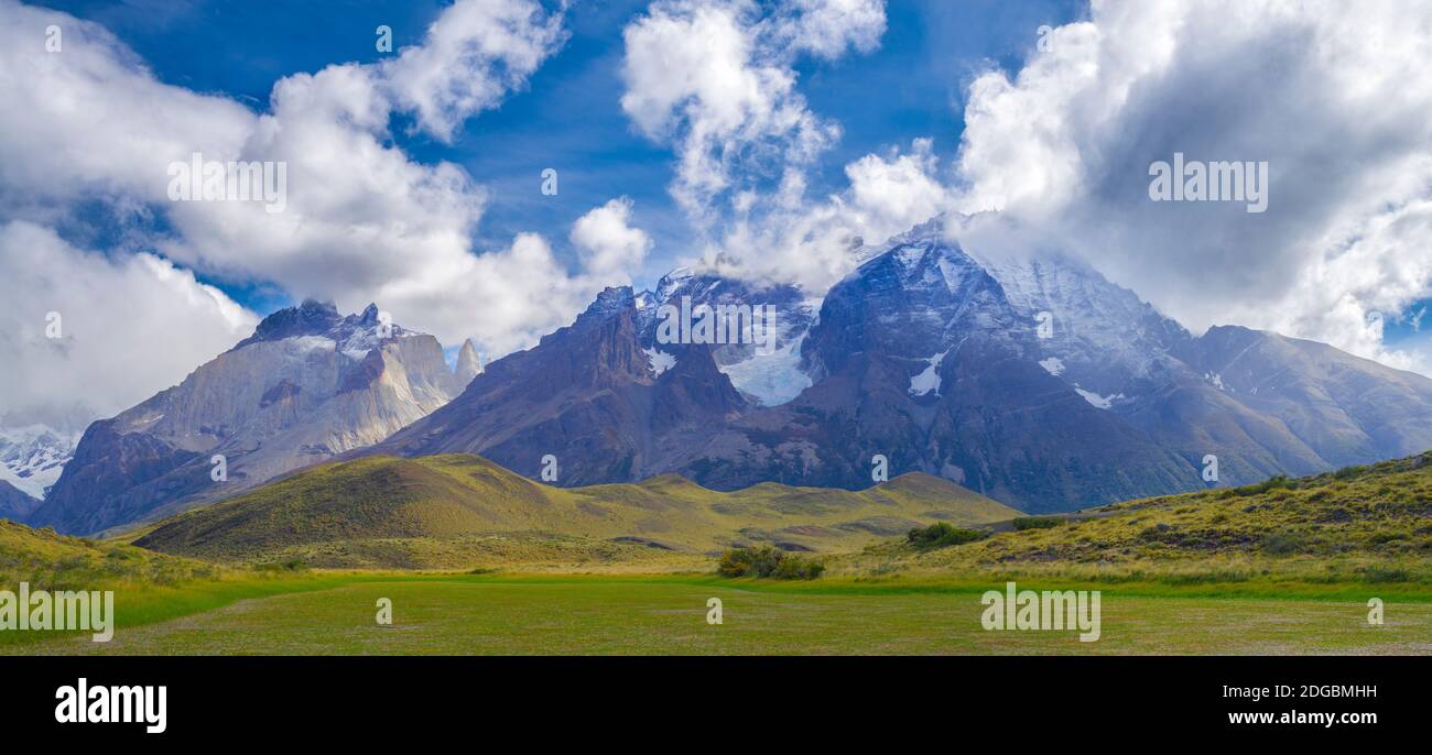 Blick auf den Monte Almirante Nieto (R) und Cerro Paine Grande (L), Torres Del Paine Nationalpark, Chile Stockfoto