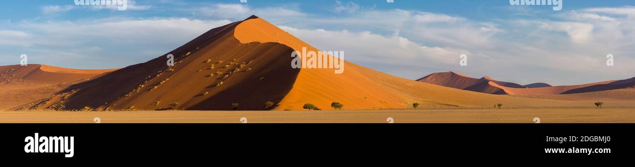 Sanddünen in einer Wüste, Sossusvlei, Namib-Naukluft National Park, Namibia Stockfoto