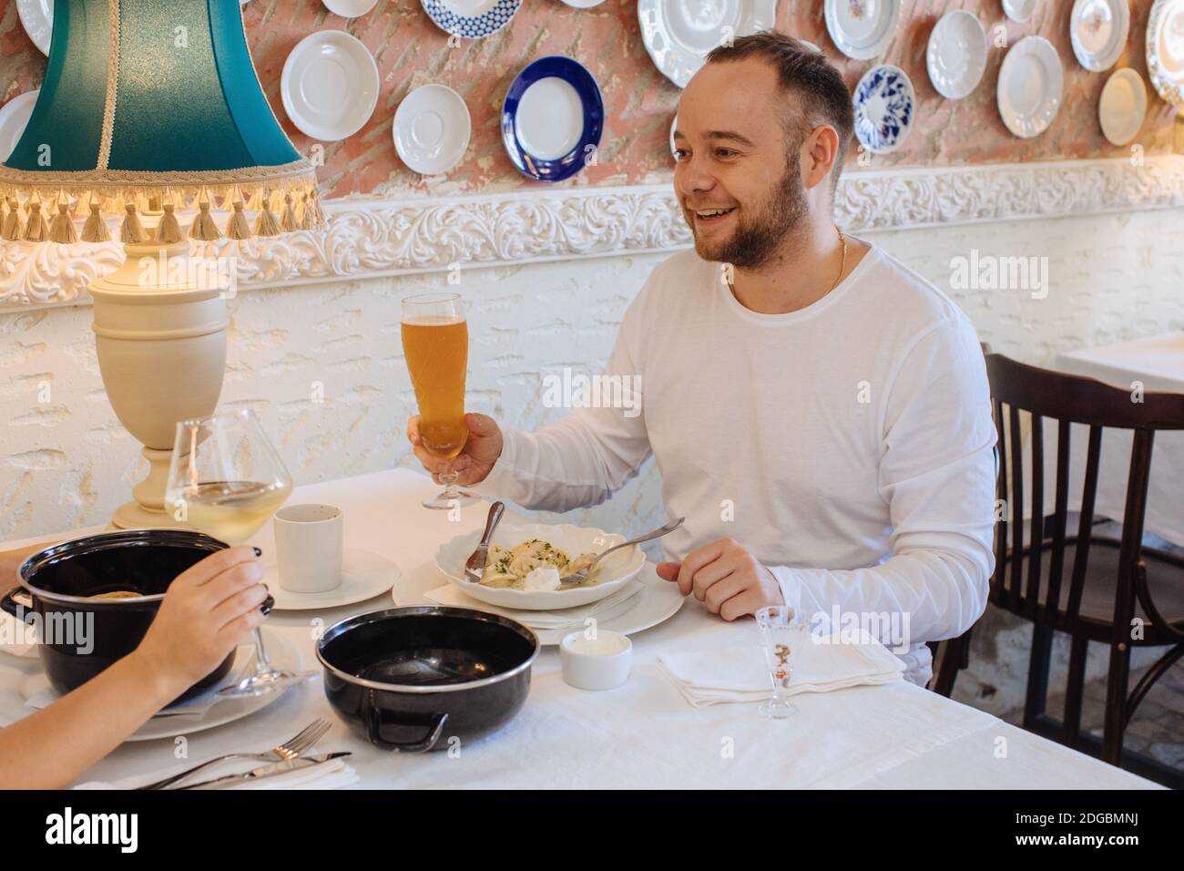 Paar mit Abendessen in einem restaurant Stockfoto