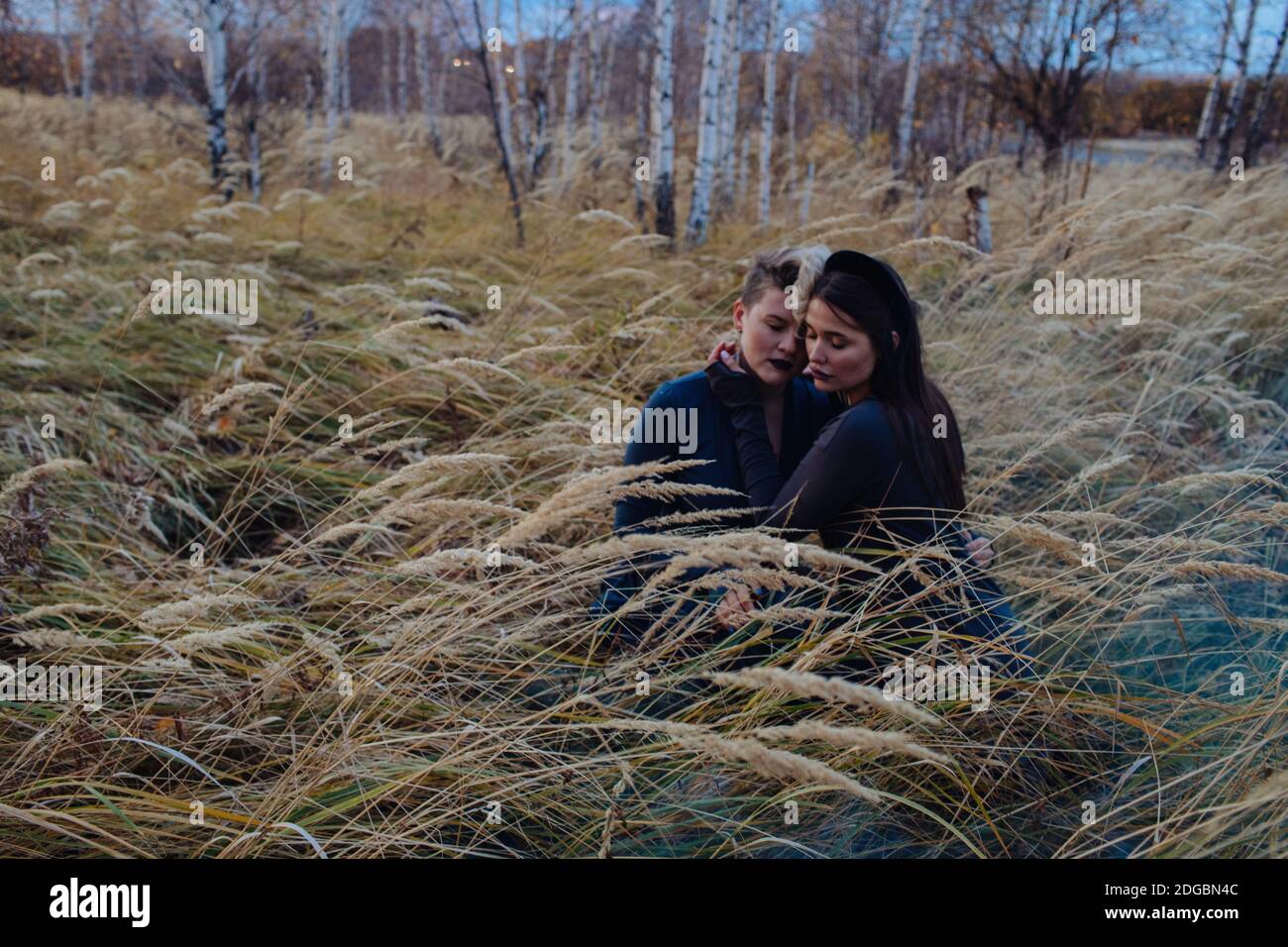 Porträt von zwei Frauen, umarmt in einem Wald, Russland Stockfoto