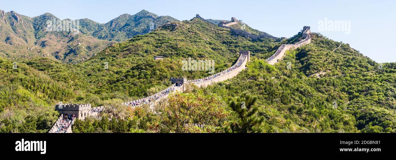 Touristen, die auf einer Mauer, Chinesische Mauer, Peking, China Stockfoto