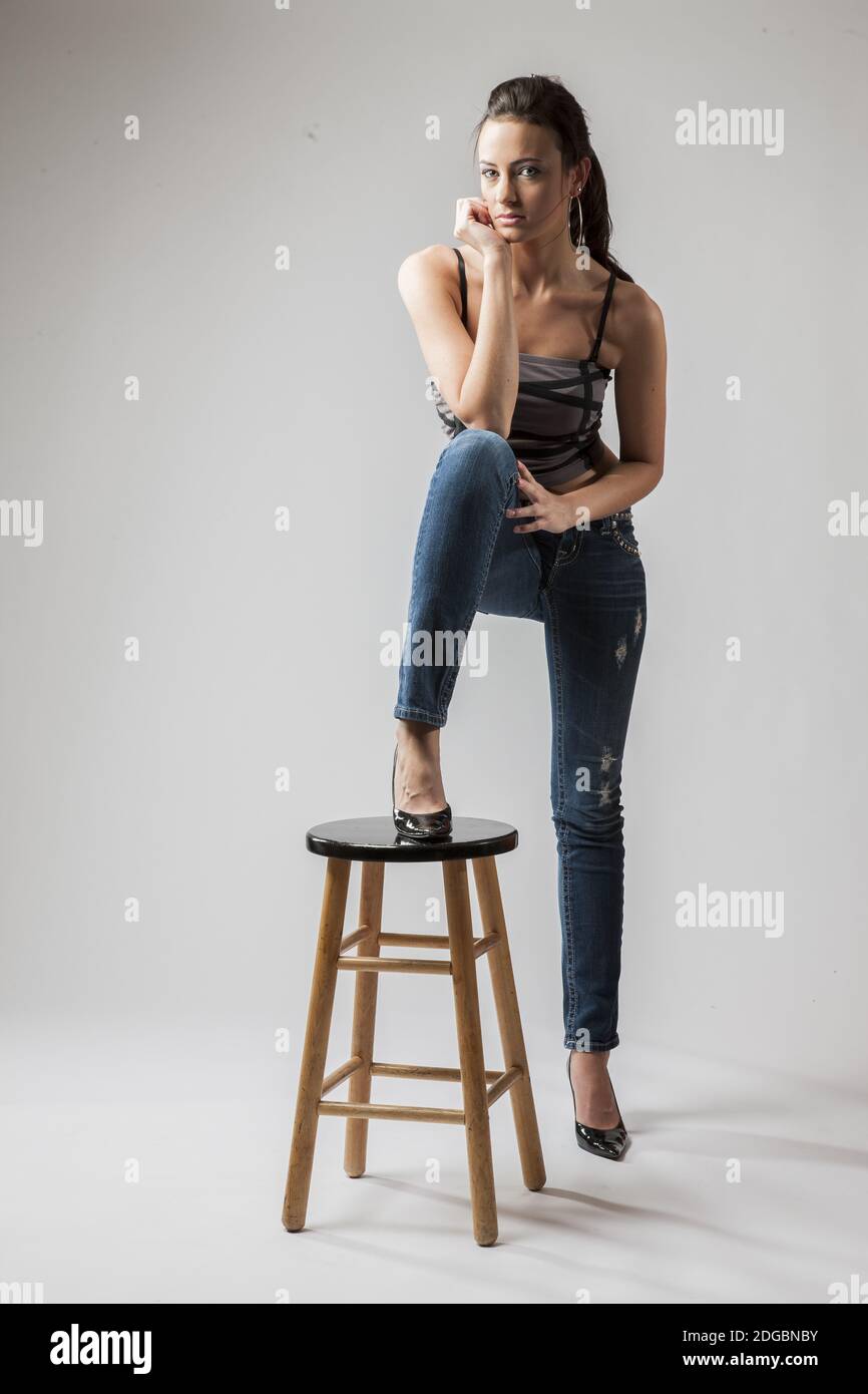 Schöne langhaarige Brünette Modell posiert in EINEM Studio Umwelt Stockfoto