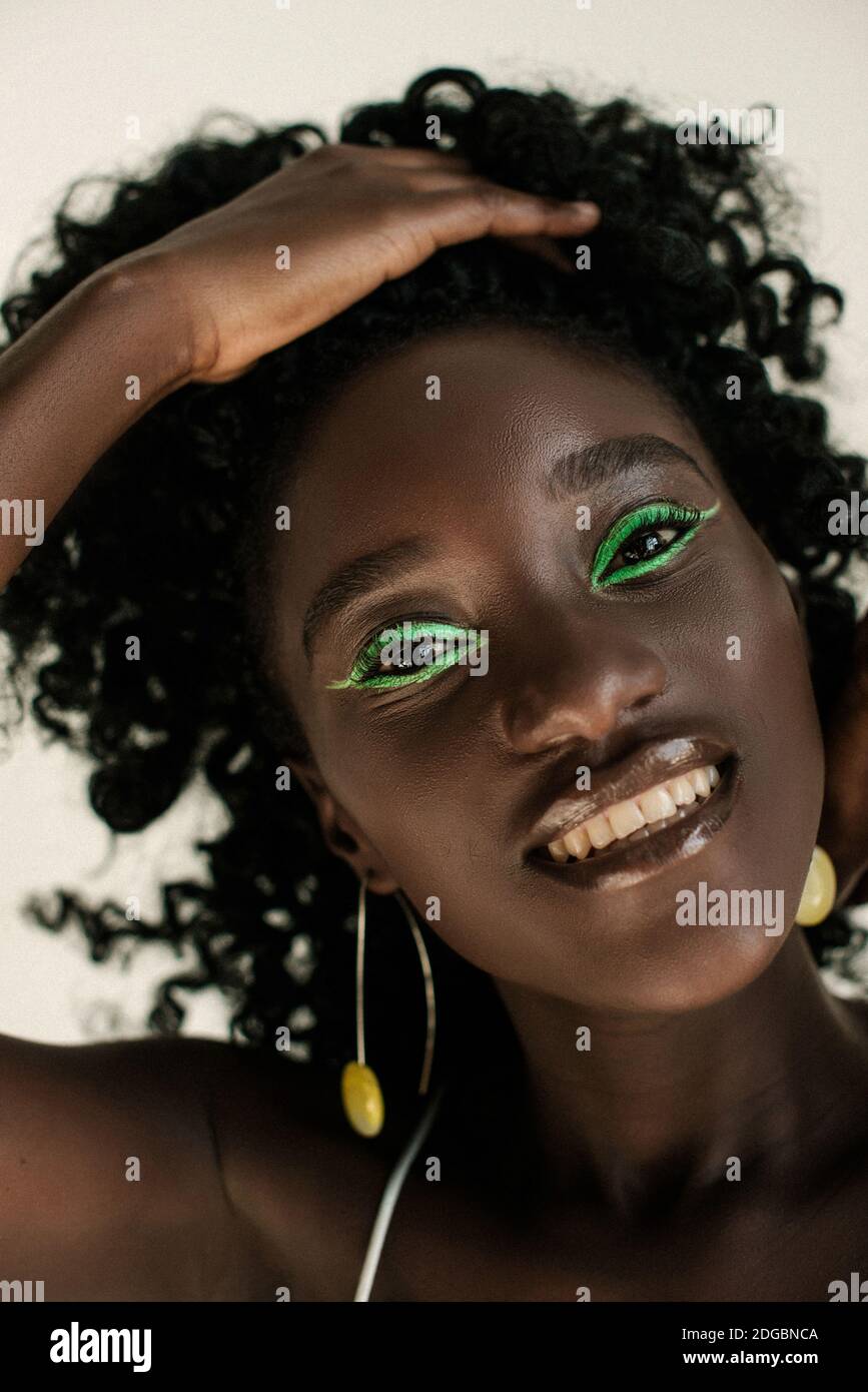 Porträt einer schönen afrikanischen Frau mit grünem Make-up Stockfoto