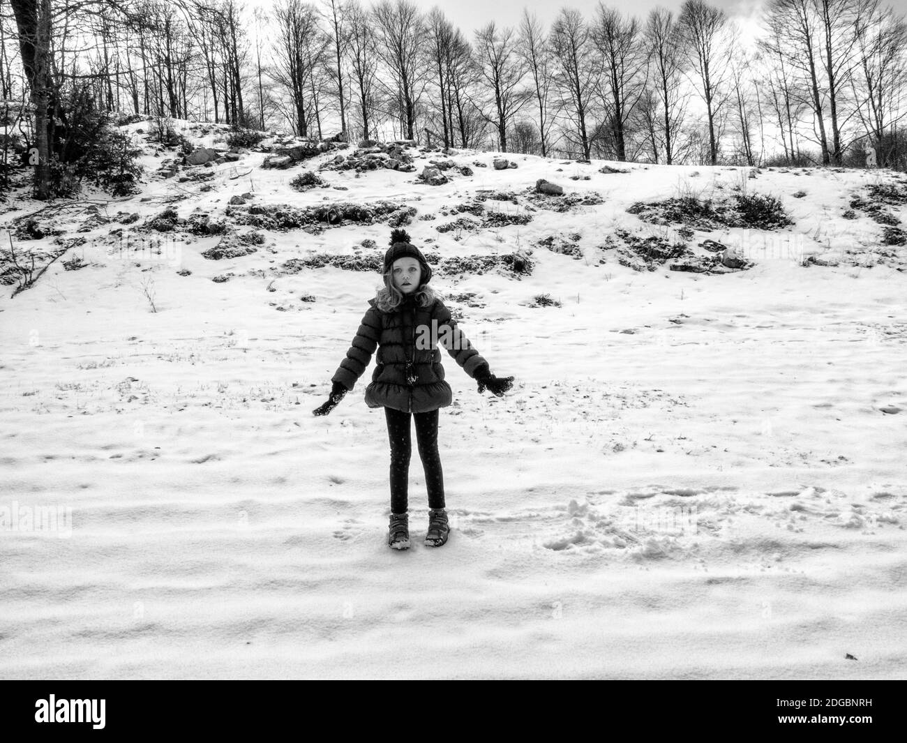 Mädchen im Schnee stehend, Italien Stockfoto