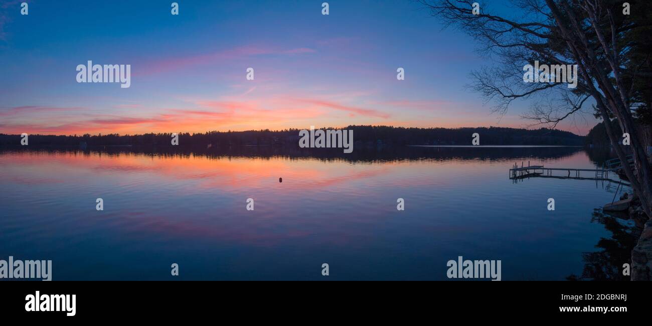 Taylor Pond mit Dock bei Sonnenuntergang, Auburn, Androscoggin County, Maine, USA Stockfoto