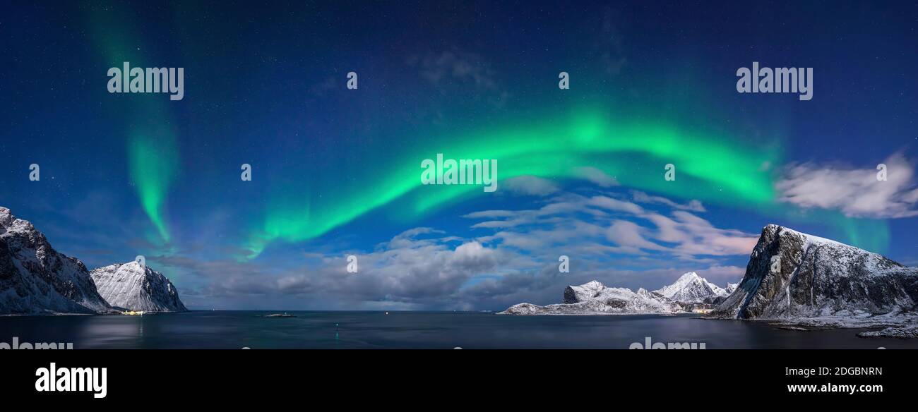 Aurora borealis oberhalb der Bucht von Flaget, Lofoten, Nordland, Norwegen Stockfoto