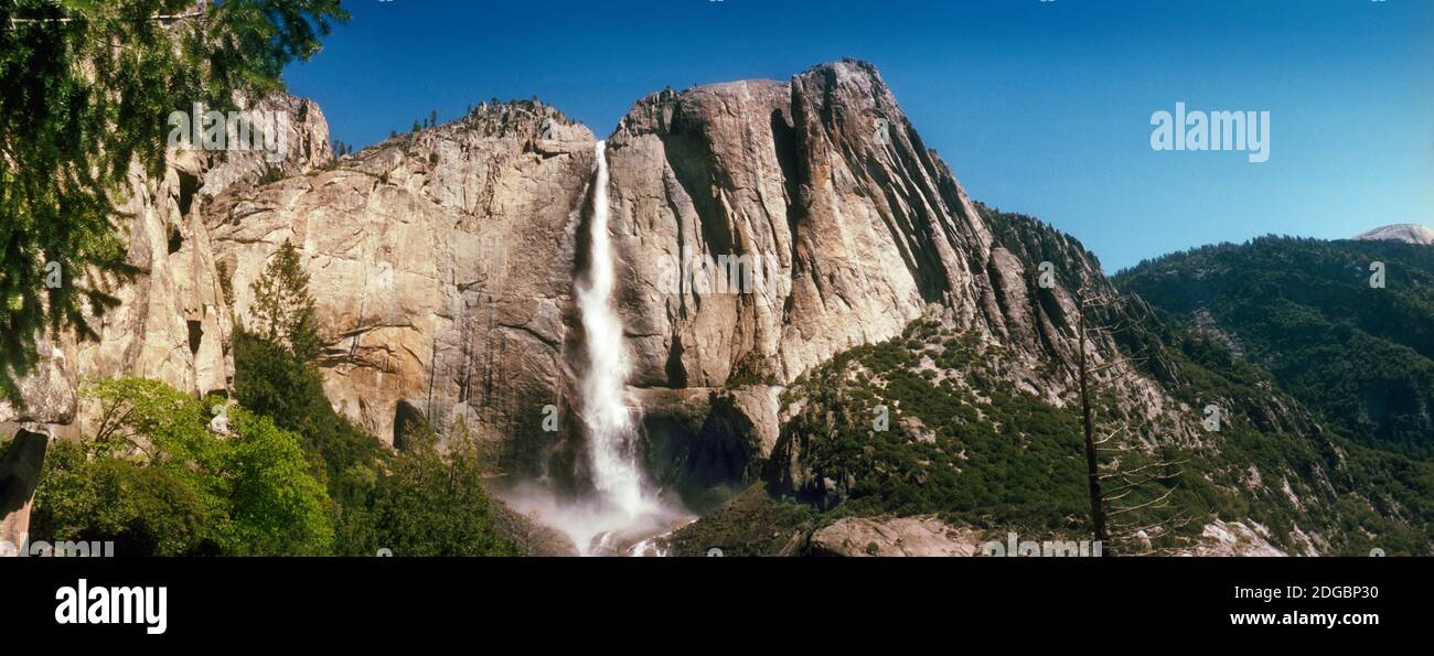 Wasser fällt von Felsen in einem Wald, Bridalveil Fall, Yosemite Valley, Yosemite National Park, Kalifornien, USA Stockfoto