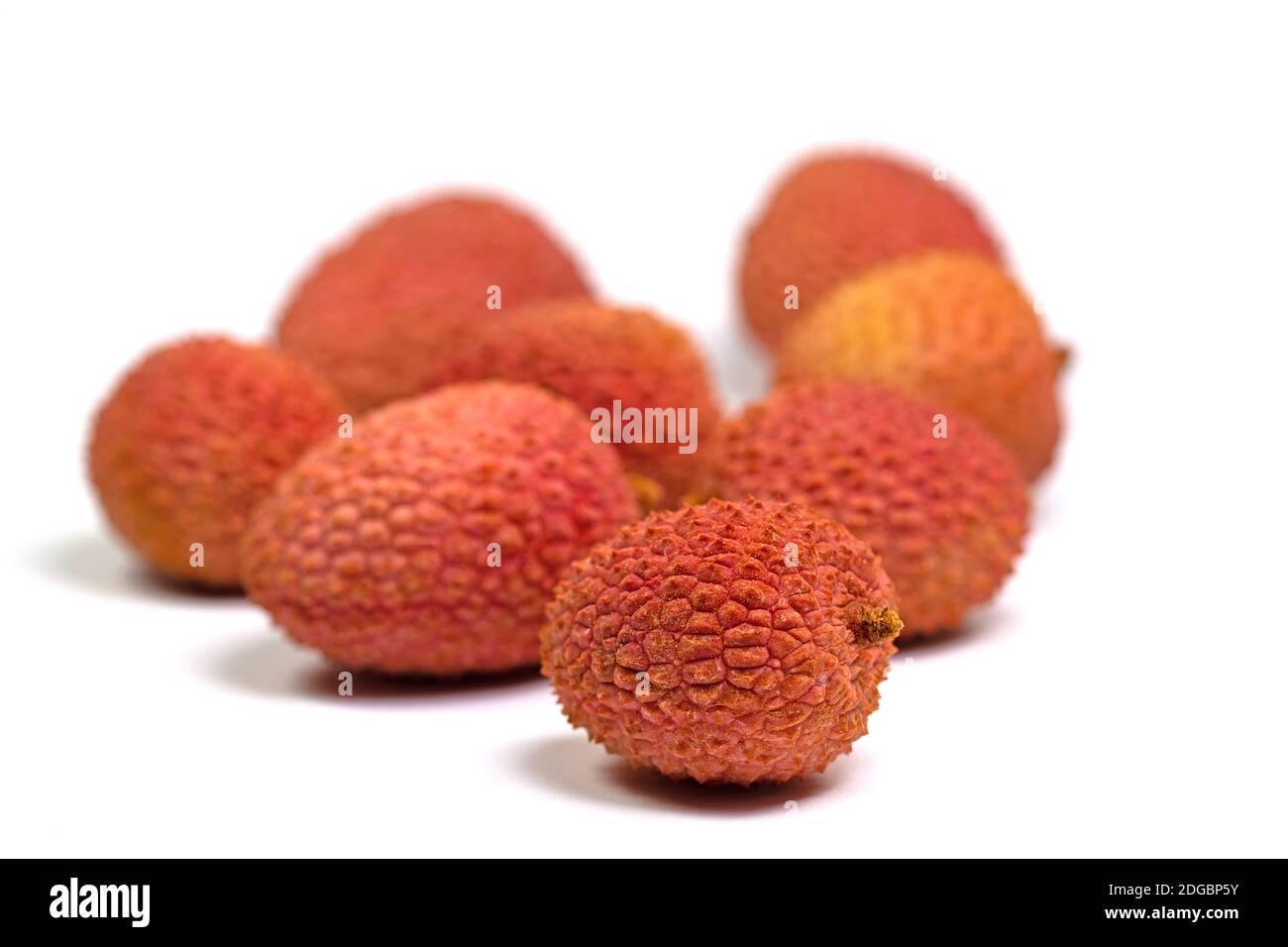 Früchte vom Litchi chinensis, vor weißem Hintergrund Stockfoto