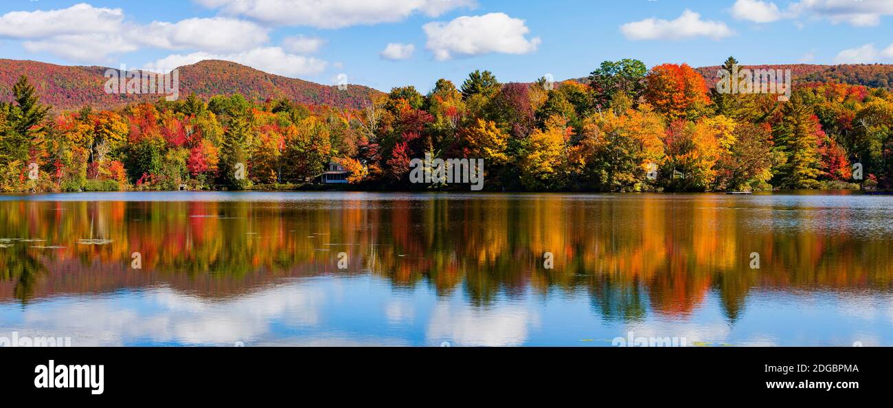 Spiegelung von Herbstbäumen auf dem Wasser, Sally's Pond, West Bolton, Quebec, Kanada Stockfoto