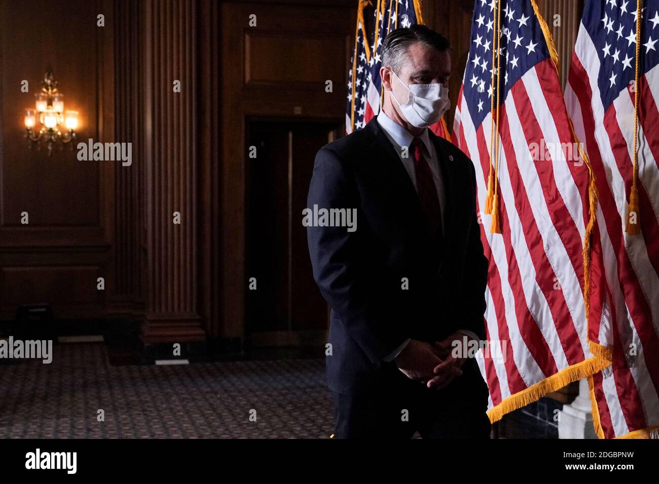 Washington, USA. Dezember 2020. Senator Todd Young (R-Ind.) verlässt eine Pressekonferenz nach dem wöchentlichen Policy Lunch am Dienstag, 8. Dezember 2020 in Washington, DC. (Foto von Greg Nash/Pool/Sipa USA) Quelle: SIPA USA/Alamy Live News Stockfoto