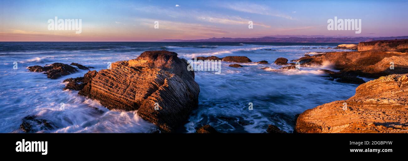 Felsige Küste bei Sonnenuntergang, Montana de Oro State Park, Morro Bay, Kalifornien, USA Stockfoto