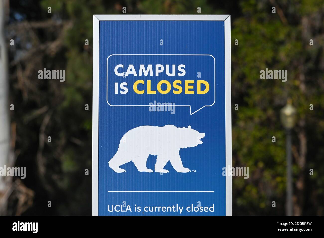 Schilder auf dem UCLA-Campus, die sich auf den neuartigen Coronavirus-Ausbruch am Dienstag, 8. Dezember 2020, in Los Angeles beziehen. (Dylan Stewart/Image of Sport) Stockfoto