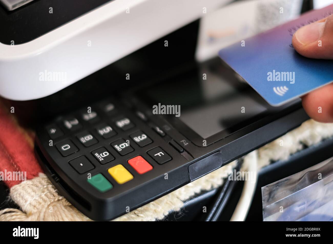 Kontaktlose Bezahlung mit Kreditkarte Maschine Terminal, bargeldloses Bezahlen Stockfoto