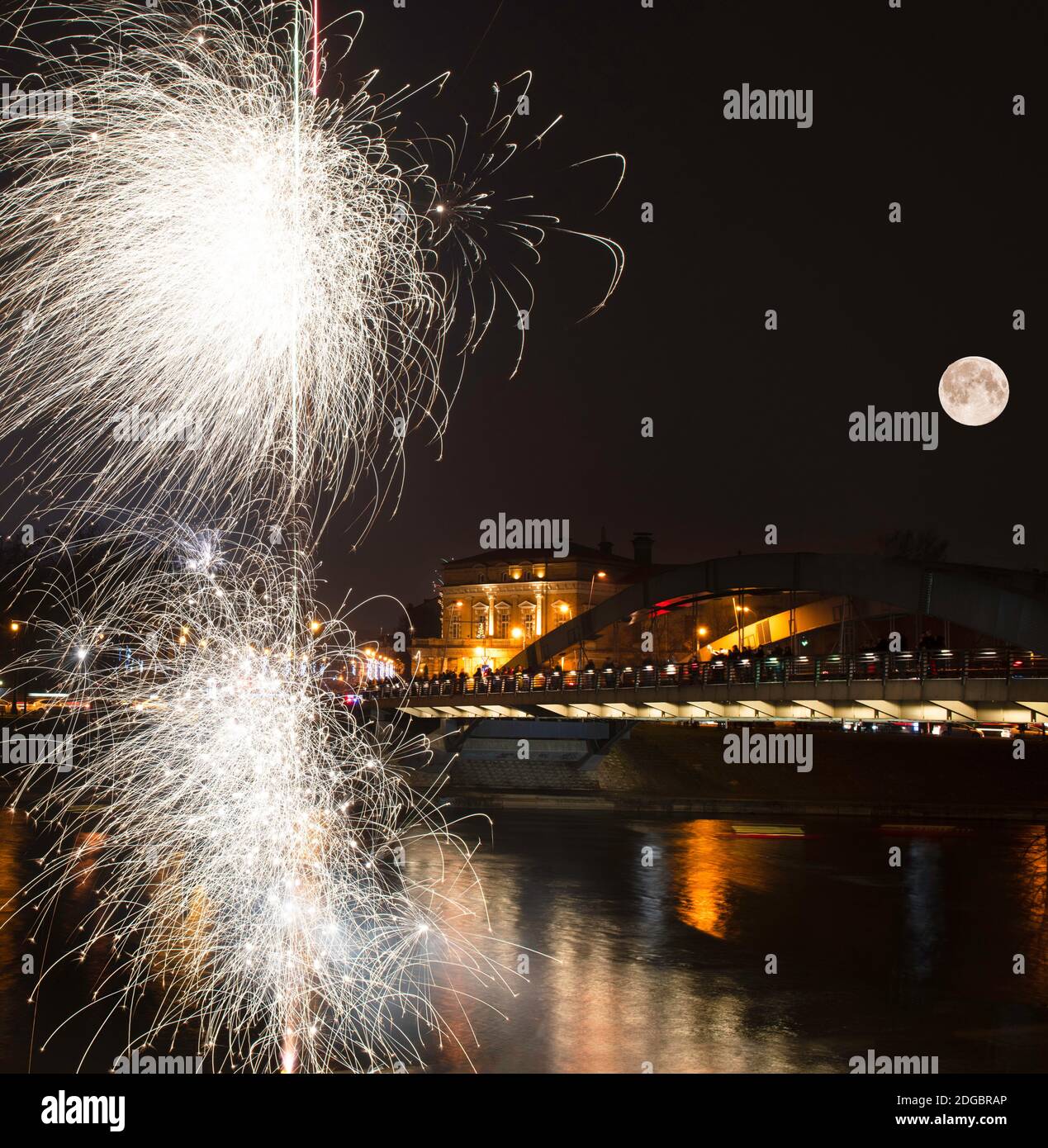 Feuerwerk über der Stadt bei Nacht, Vilnius, Litauen Stockfoto