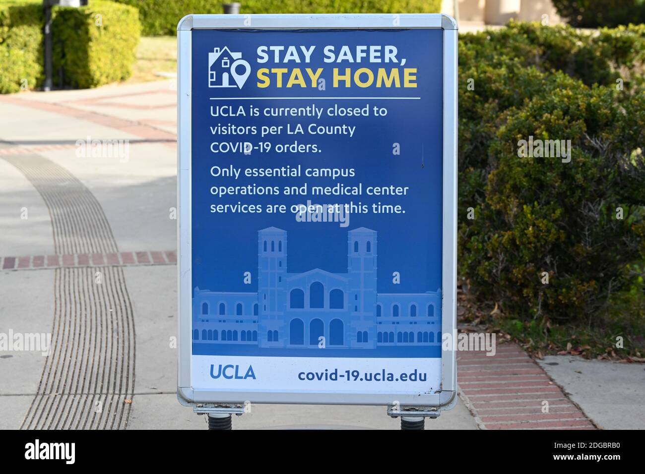 Schilder auf dem UCLA-Campus, die sich auf den neuartigen Coronavirus-Ausbruch am Dienstag, 8. Dezember 2020, in Los Angeles beziehen. (Dylan Stewart/Image of Sport) Stockfoto