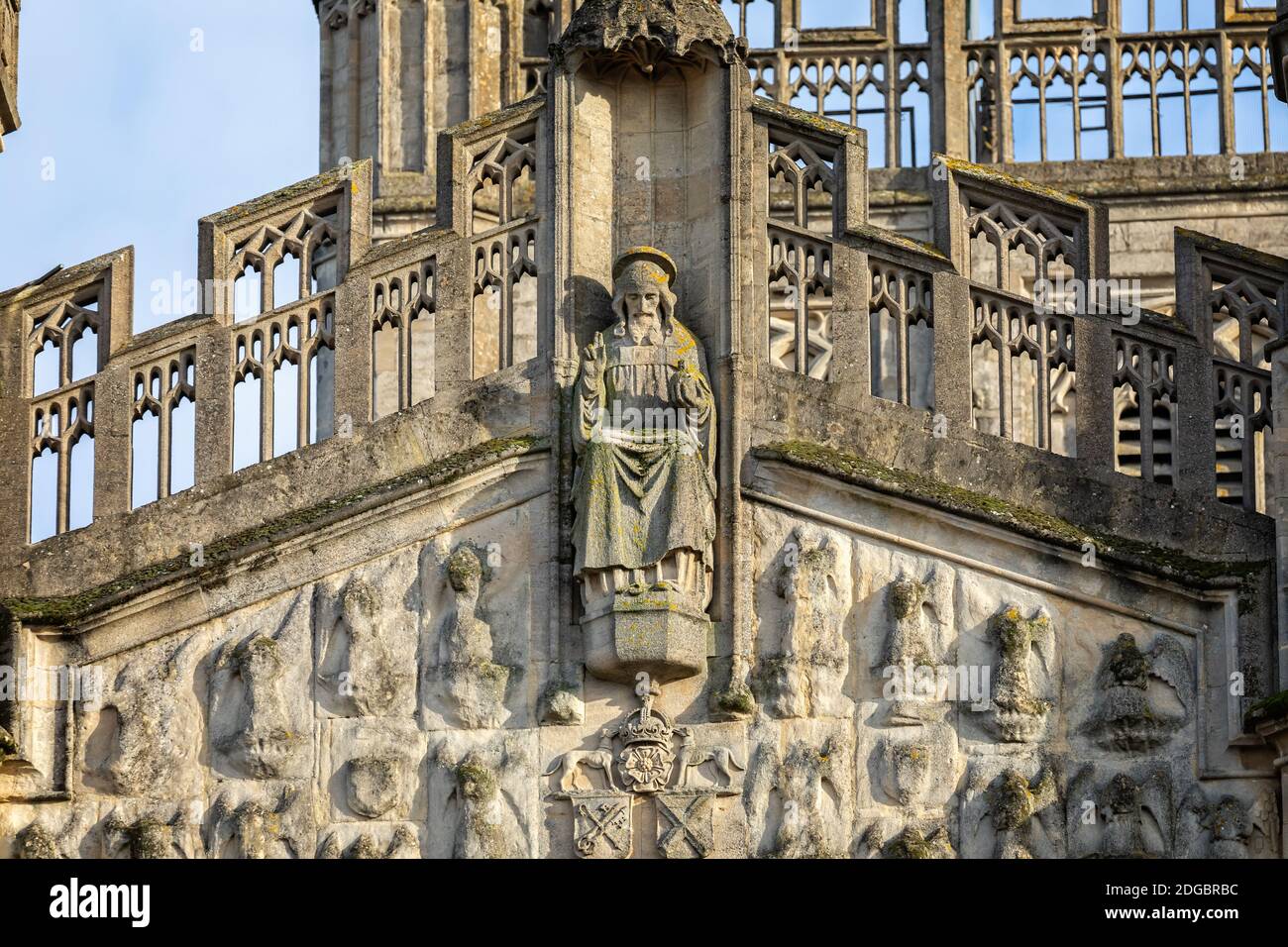 Nahaufnahme der Statue des sitzenden Christus an der Westfront der Bath Abbey in Bath, Somerset, Großbritannien am 8. Dezember 2020 Stockfoto