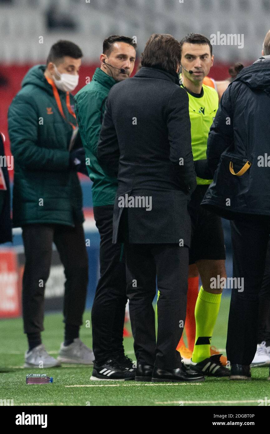 Der rumänische 4. Schiedsrichter Sebastian Coltescu blickt auf das Fußballspiel der UEFA Champions League Gruppe H zwischen Paris Saint-Germain (PSG) und Istanbul Basaksehir FK im Parc des Princes Stadion in Paris am 8. Dezember 2020. Das entscheidende Champions-League-Spiel von Paris Saint-Germain mit Istanbul Basaksehir wurde heute in der ersten Halbzeit ausgesetzt, als die Spieler inmitten von Rassismusvorwürfen eines der Spielbeamten abliefen. Foto von David Nivière/ABACAPRESS.COM Stockfoto