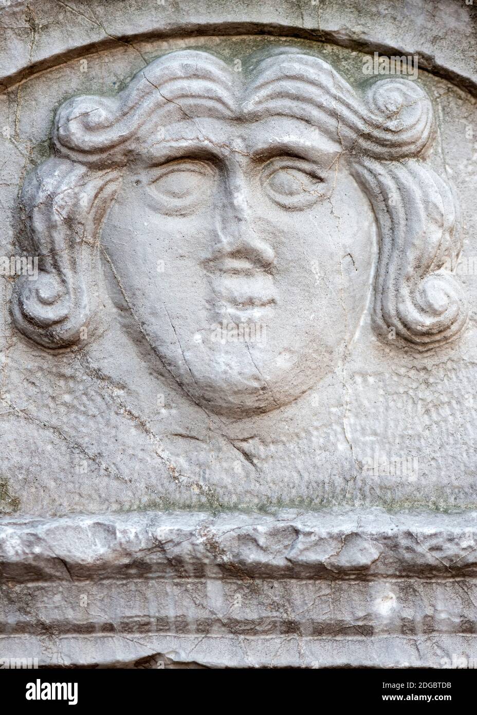 Steinblock-Bas-Relief des Frauengesichts als archäologisches Detail aus der römischen Kultur III. Jahrhundert n. Chr. in der Außenausstellung Lapidarium in Sofia Bulgarien Stockfoto