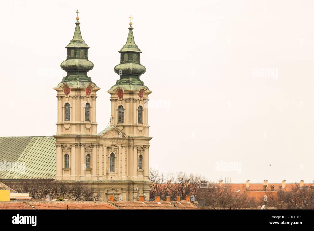 Serbien Subotica März 2019. Ein Paar Türme mit dem grünen spitzen Dach der Kathedrale von Saint Ter Stockfoto