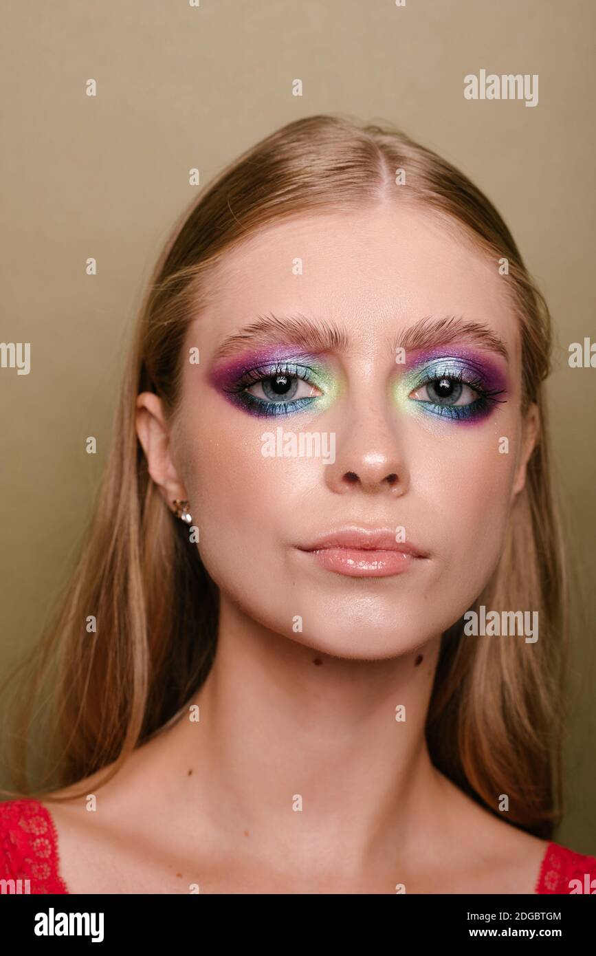 Porträt einer schönen Frau mit auffälligen Augen Make-up Stockfoto