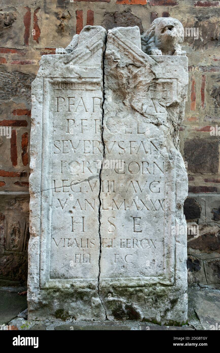 Funerary Ara als archäologisches Detail Römer Kultur 2. Jahrhundert n. Chr. Im Lapidarium in Sofia Bulgarien Stockfoto