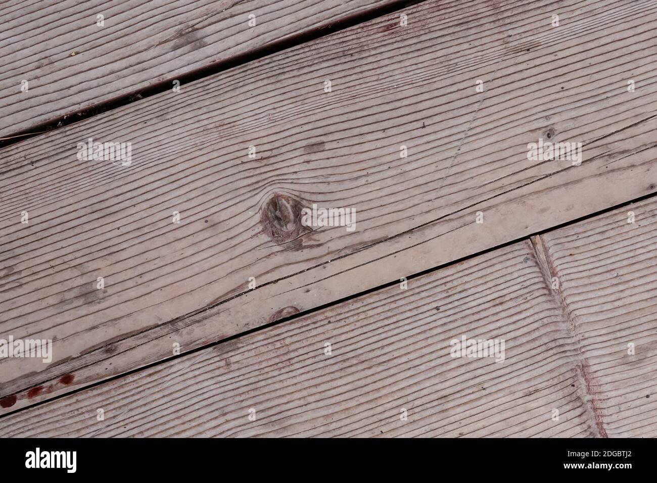 Dunkelbeigefarbener Holzhintergrund, schräg gesprungene Streifen, verwitterte und solide Basis Stockfoto