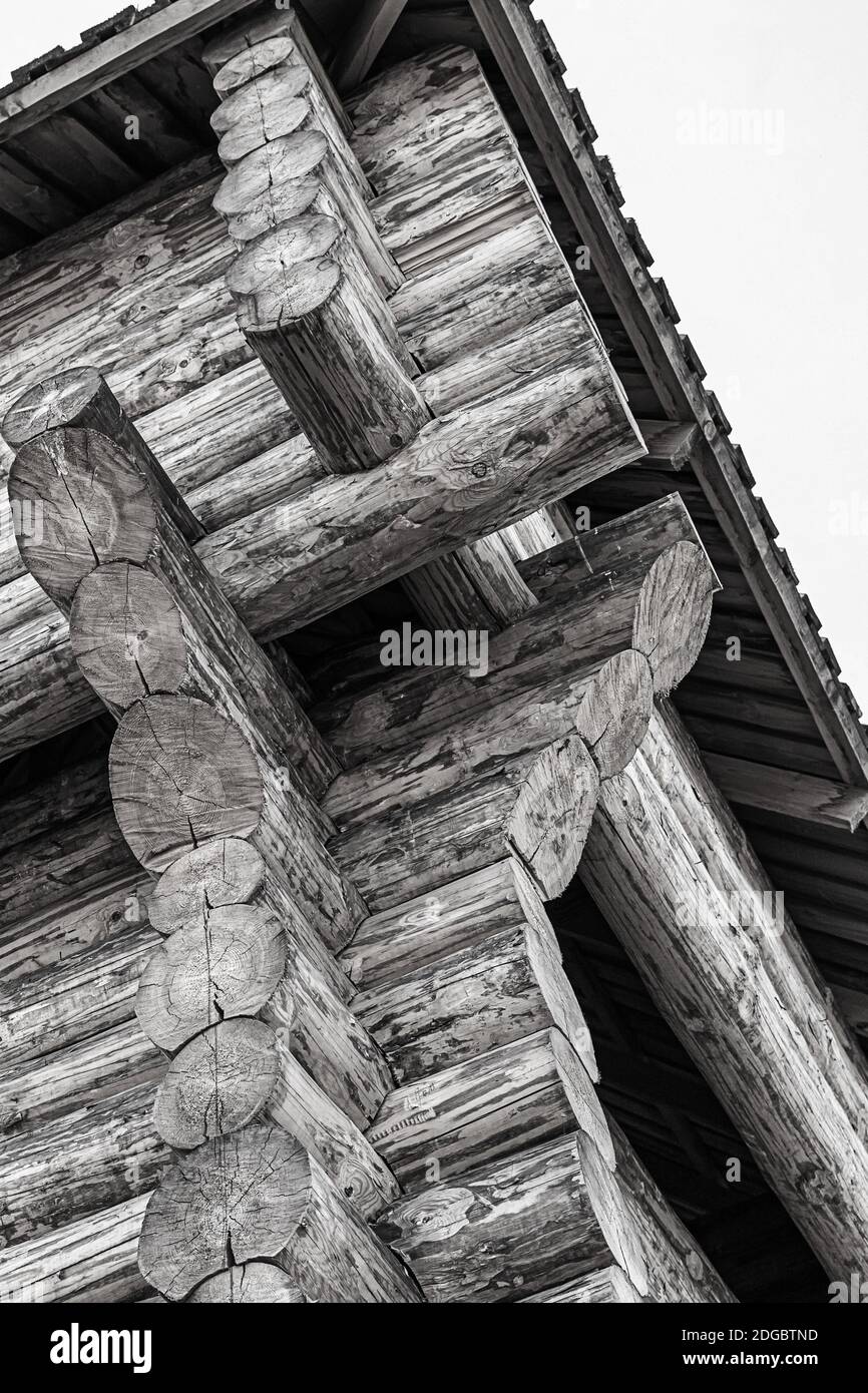 Traditionelle defensive Gebäude der europäischen Städte, Holzstämme gebeizt Foto Stockfoto