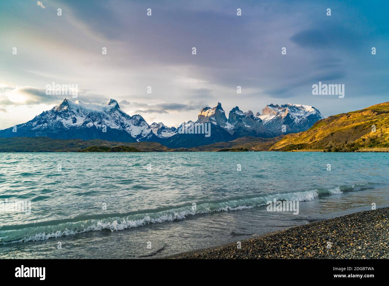 Blick auf die Cuernos del Paine Berge und den Pehoe See in Der Abend Stockfoto
