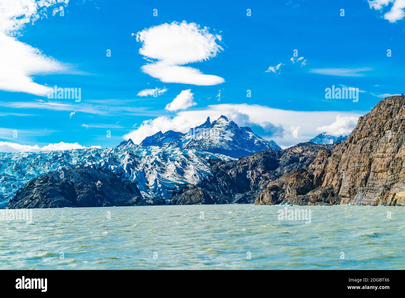 Landschaftlich reizvolle Landschaft von Grey Glacier und Grey Lake in sonnigen Tag im Torres del Paine National Park Stockfoto