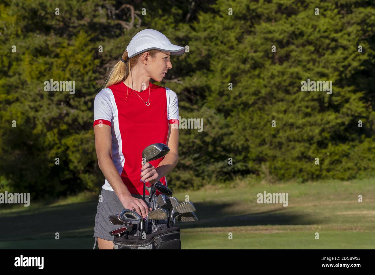 Schöne Blonde weibliche Golfspieler genießen EINE Runde Golf auf Ein öffentlicher Golfplatz Stockfoto
