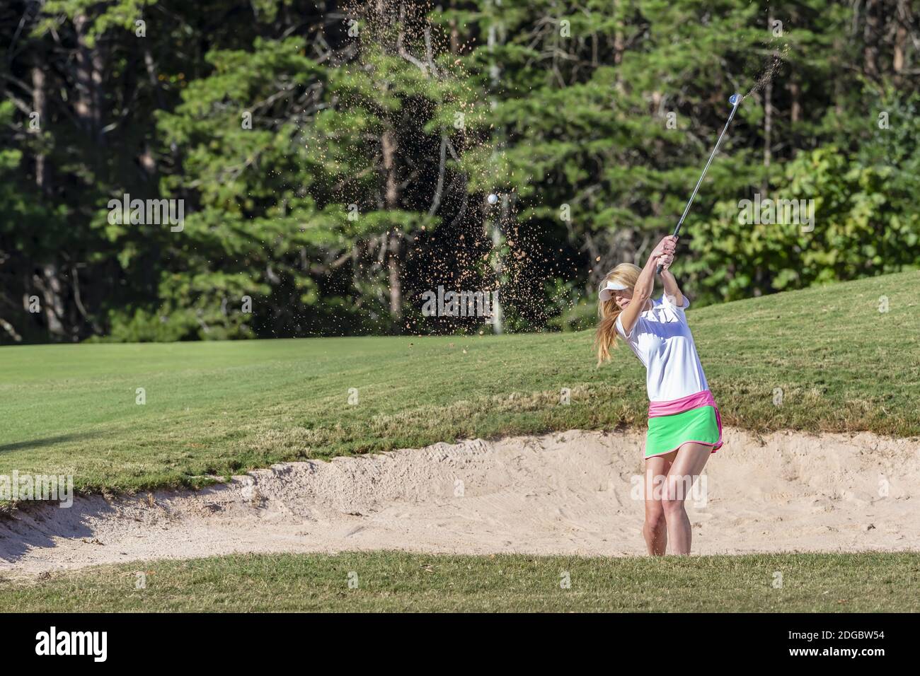 Schöne Blonde weibliche Golfspieler genießen EINE Runde Golf auf Ein öffentlicher Golfplatz Stockfoto