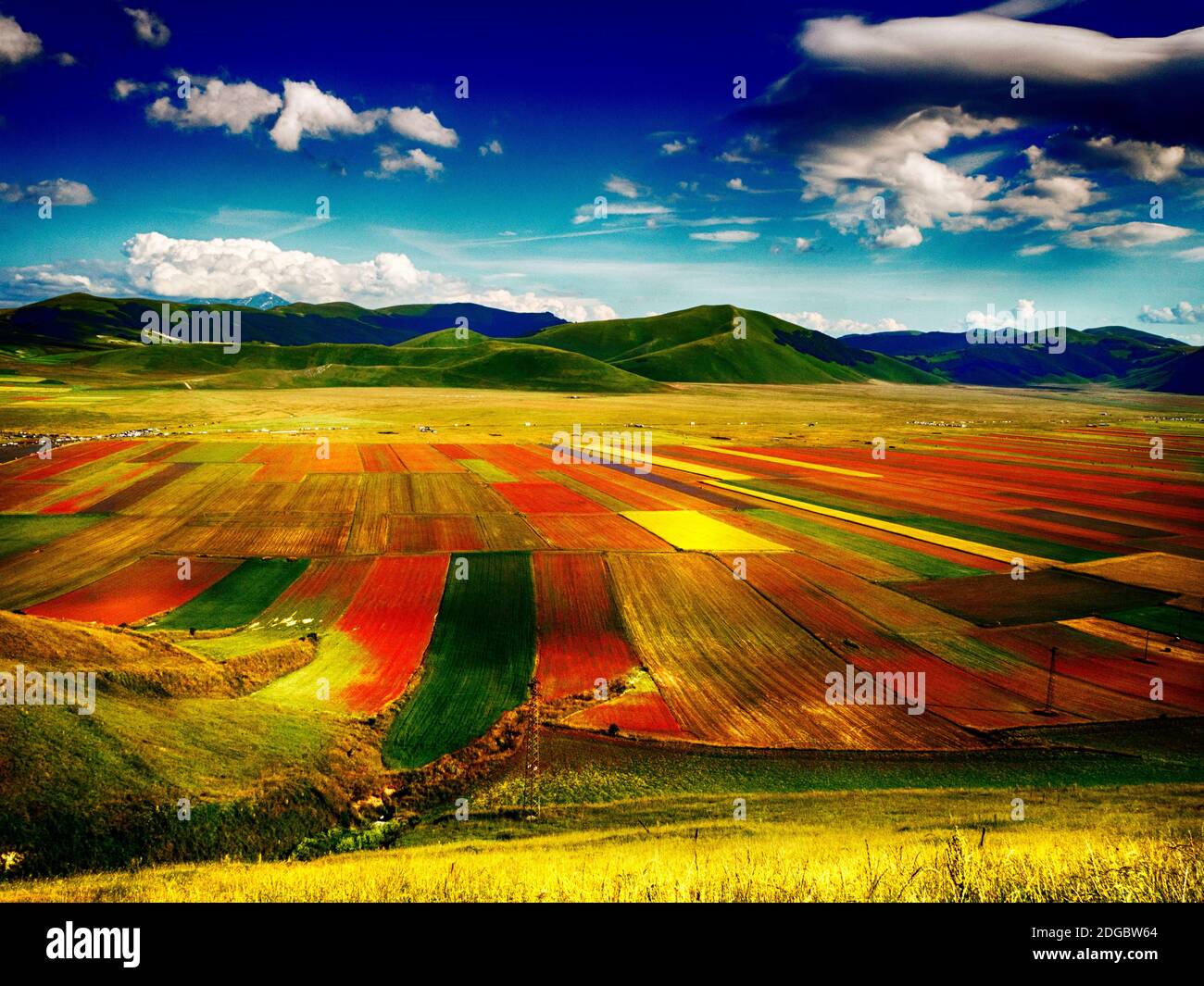 Luftaufnahme von mehrfarbigen Feldern, Castelluccio di Norcia, Umbrien, Italien Stockfoto