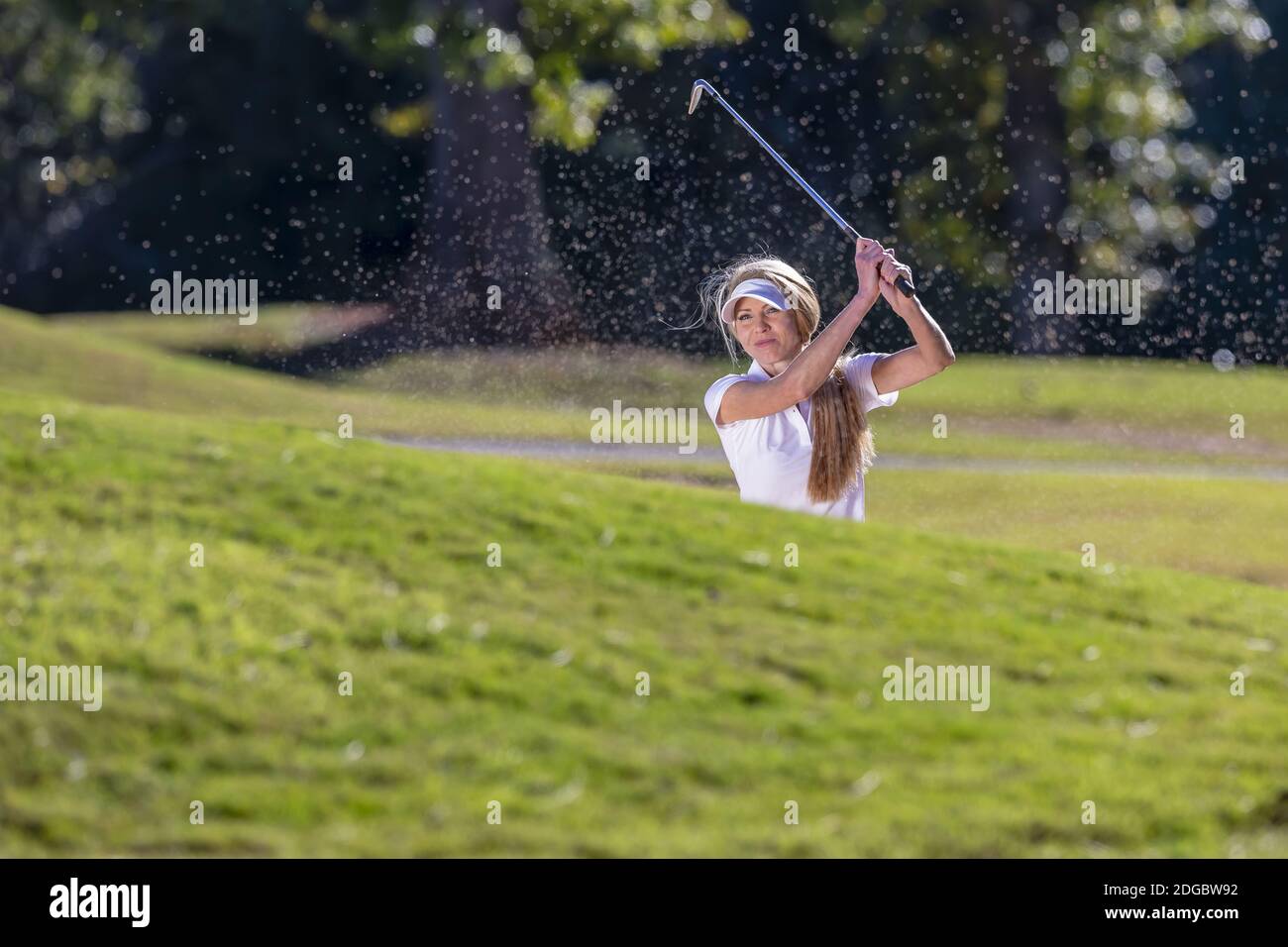Schöne Blonde weibliche Golfspieler genießen EINE Runde Golf auf Ein öffentlicher Golfplatz Stockfoto