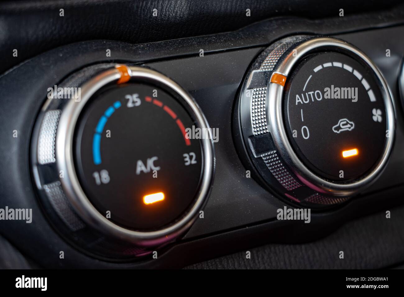 Bedienelemente der Klimaanlage auf dem Armaturenbrett. Close up Auto Lüftungsanlage, Details der Kontrollen der modernen Auto. Stockfoto