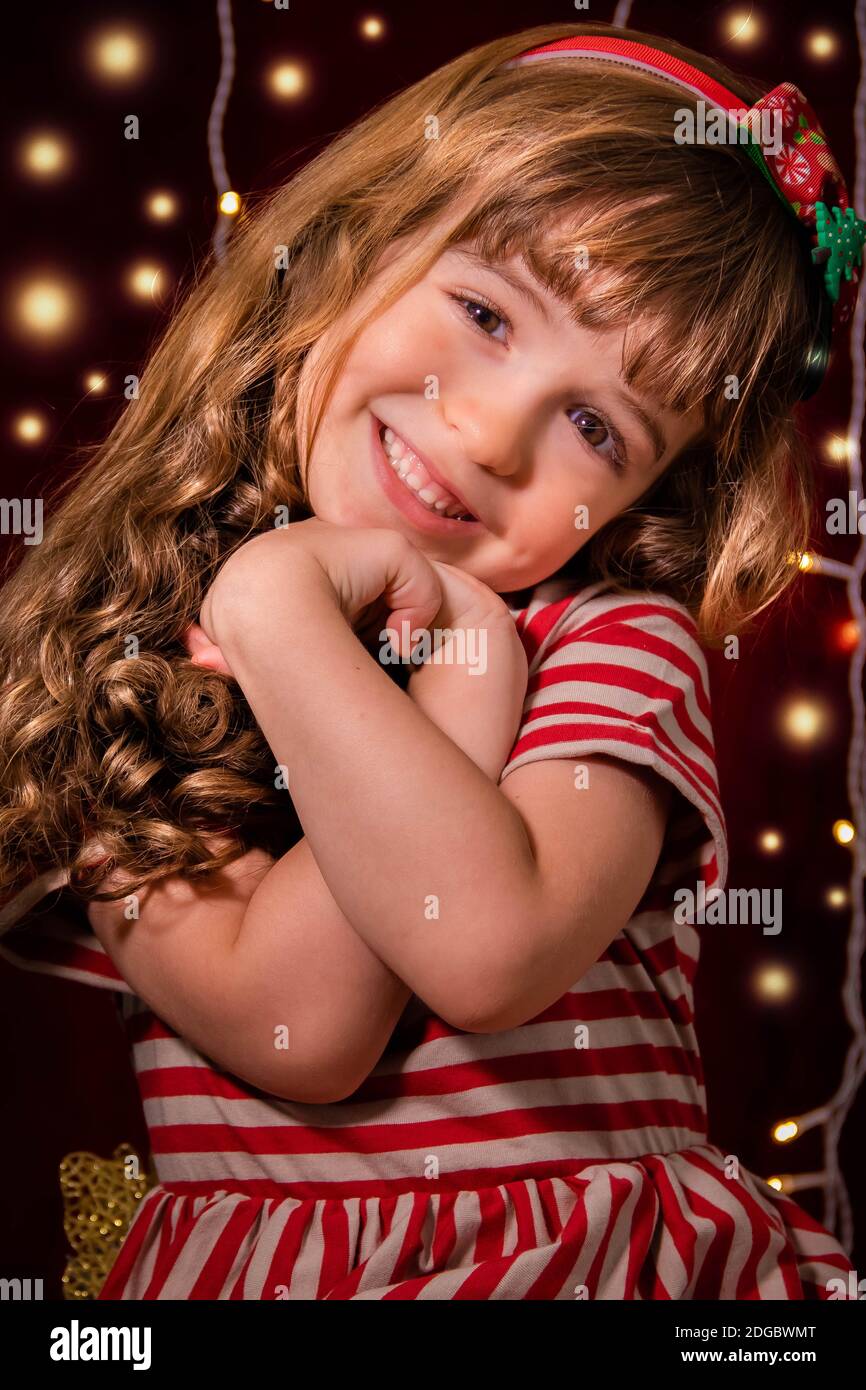 Porträt eines lächelnden Mädchens vor Weihnachtslichtern Stockfoto