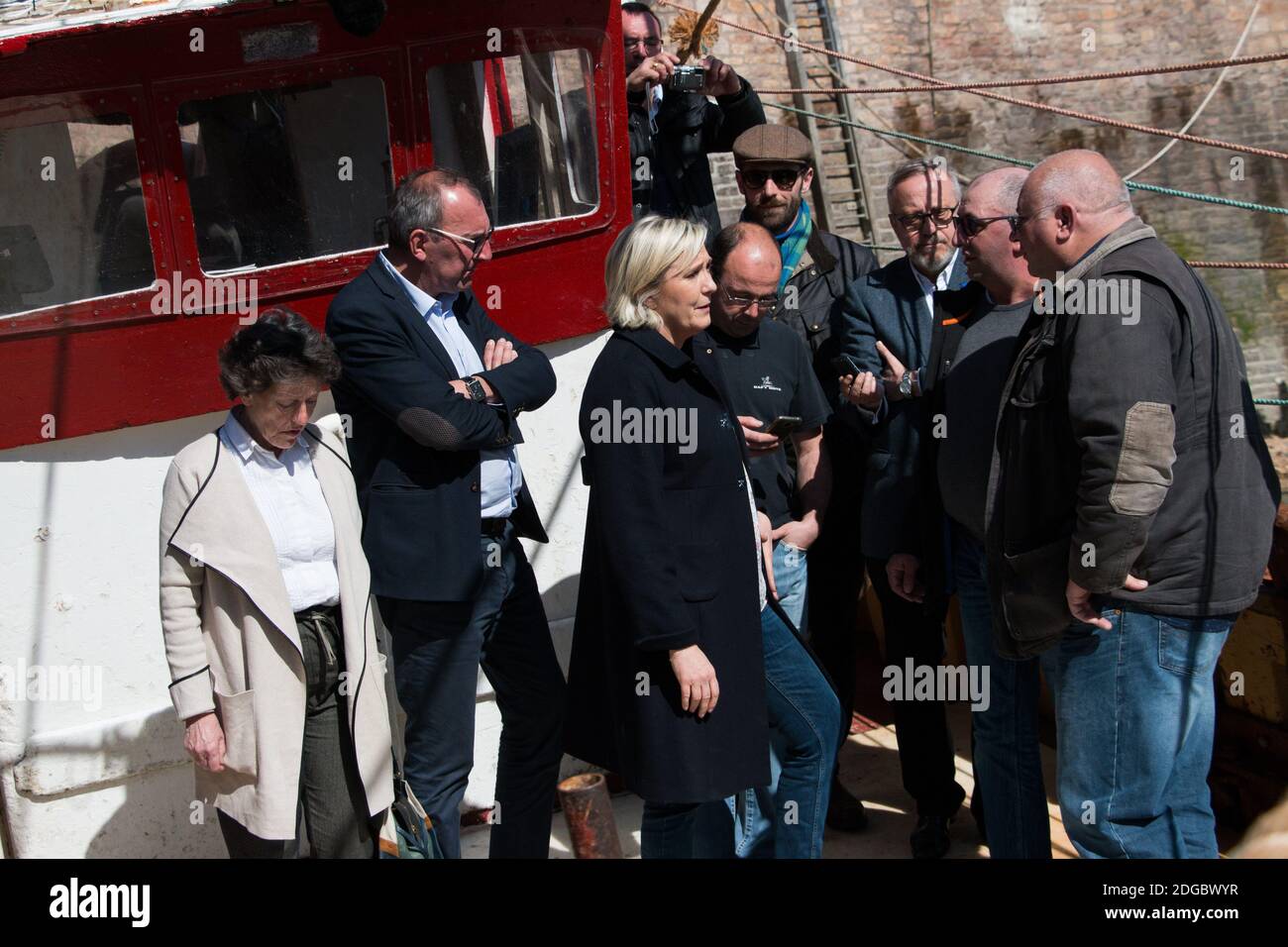 Die französische Präsidentschaftswahlkandidatin der rechtsextremen Front National (FN)-Partei Marine Le Pen trifft sich am 31. März 2017 am Hafen in Erquy, Westfrankreich, mit den Fachleuten des Meeres. Foto von Vincent Feuray/ABACAPRESS.COM Stockfoto
