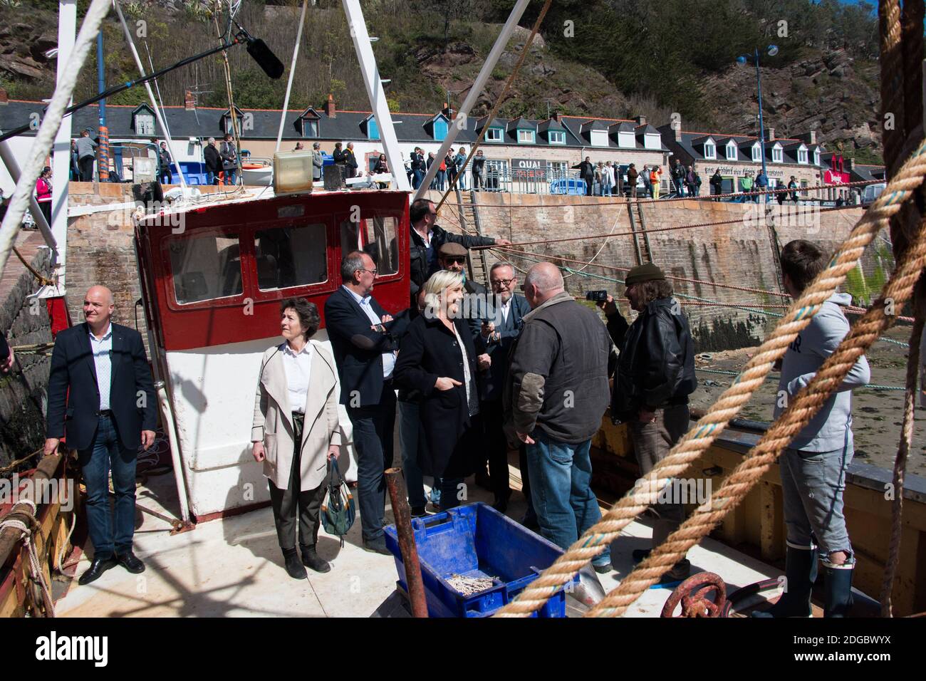 Die französische Präsidentschaftswahlkandidatin der rechtsextremen Front National (FN)-Partei Marine Le Pen trifft sich am 31. März 2017 am Hafen in Erquy, Westfrankreich, mit den Fachleuten des Meeres. Foto von Vincent Feuray/ABACAPRESS.COM Stockfoto