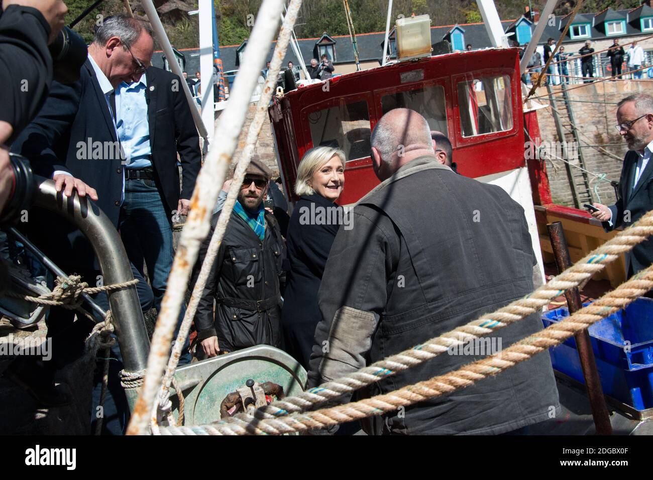 Die französische Präsidentschaftswahlkandidatin der rechtsextremen Front National (FN)-Partei Marine Le Pen trifft sich am 31. März 2017 am Hafen in Erquy, Westfrankreich, mit den Fachleuten des Meeres. Foto von Vincent Feuray/ABACAPRESS.COM Stockfoto