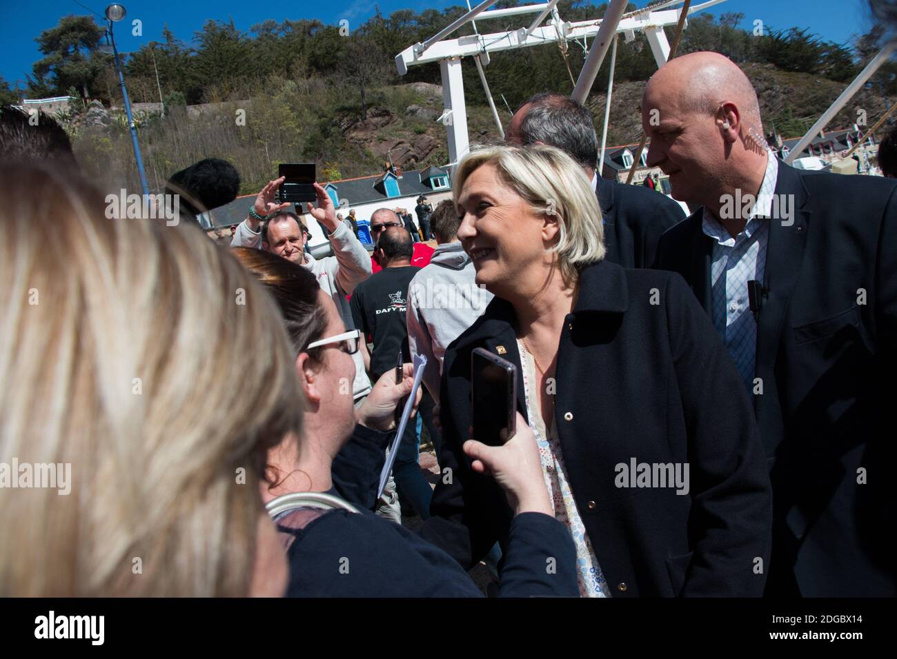 Die französische Präsidentschaftswahlkandidatin der rechtsextremen Front National (FN)-Partei Marine Le Pen trifft sich am 31. März 2017 am Hafen in Erquy, Westfrankreich, mit den Fachleuten des Meeres. Foto von Vincent Feuray/ABACAPRESS.COM Stockfoto