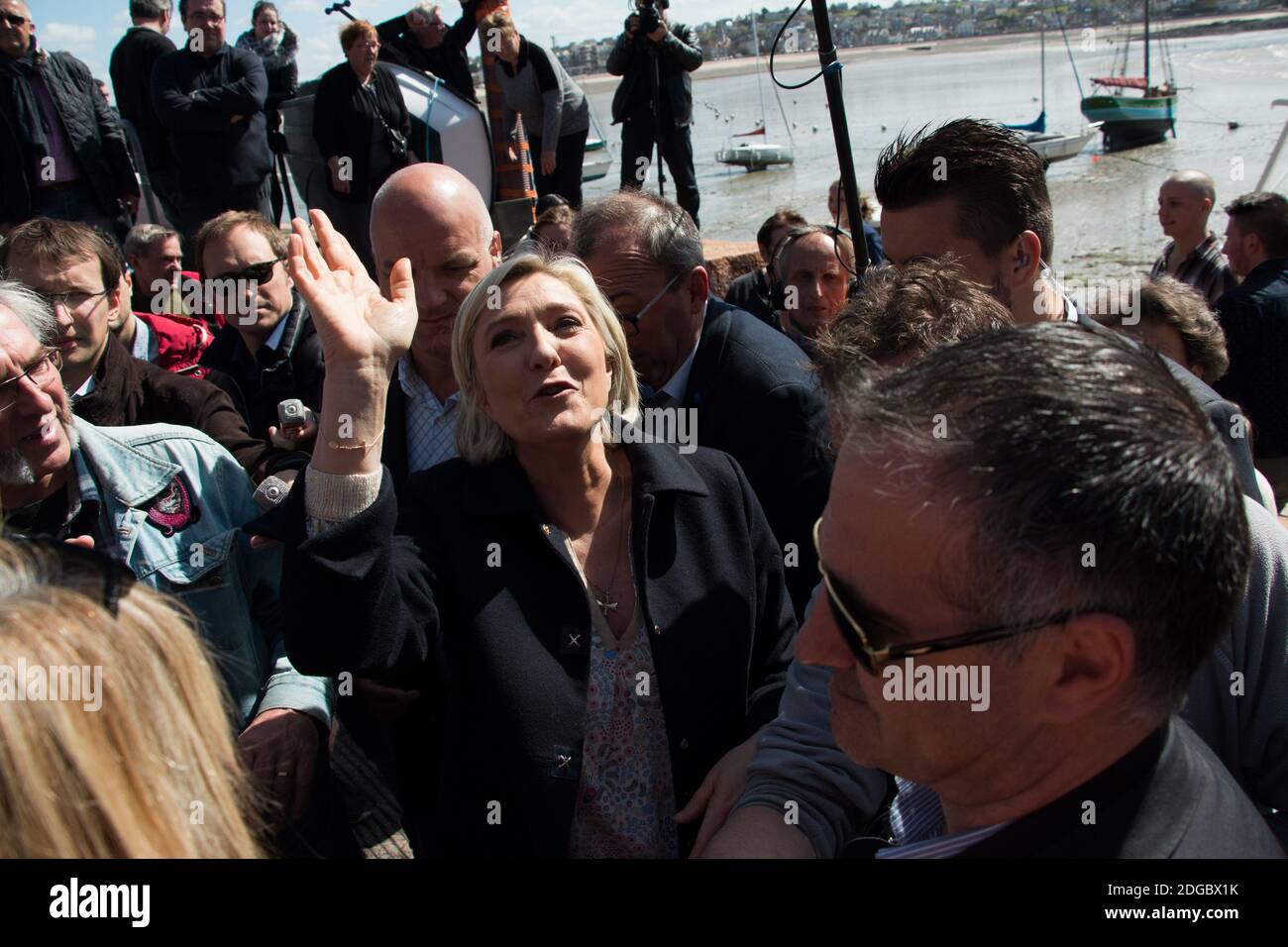 Die französische Präsidentschaftswahlkandidatin der rechtsextremen Front National (FN)-Partei Marine Le Pen trifft sich am 31. März 2017 am Hafen in Erquy, Westfrankreich, mit den Fachleuten des Meeres. Foto von Vincent Feuray/ABACAPRESS.COM Stockfoto