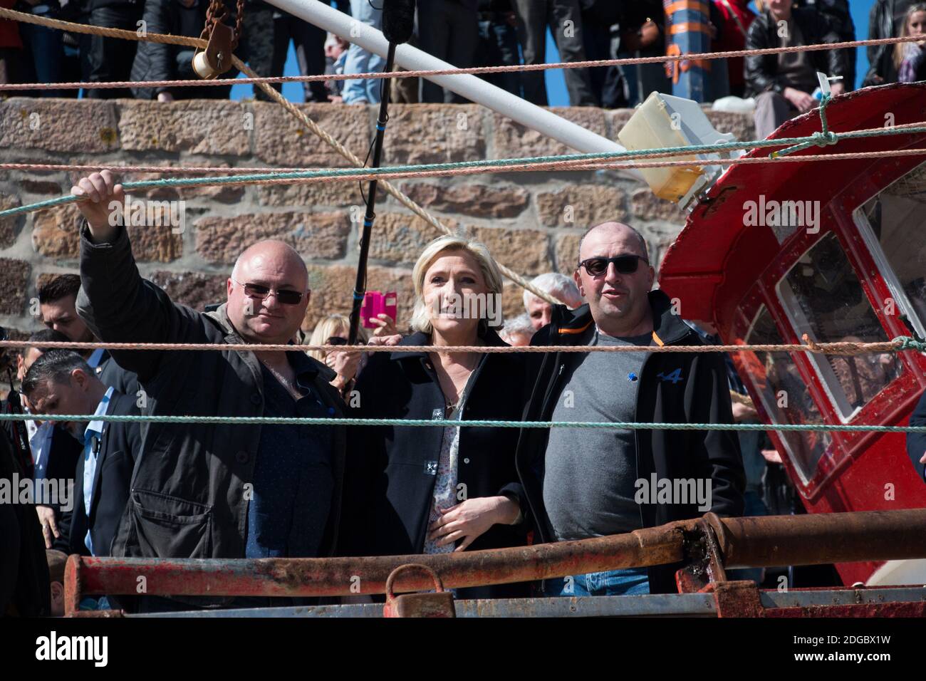 Die französische Präsidentschaftswahlkandidatin der rechtsextremen Front National (FN)-Partei Marine Le Pen trifft sich am 31. März 2017 am Hafen in Erquy, Westfrankreich, mit den Fachleuten des Meeres. Foto von Vincent Feuray/ABACAPRESS.COM Stockfoto