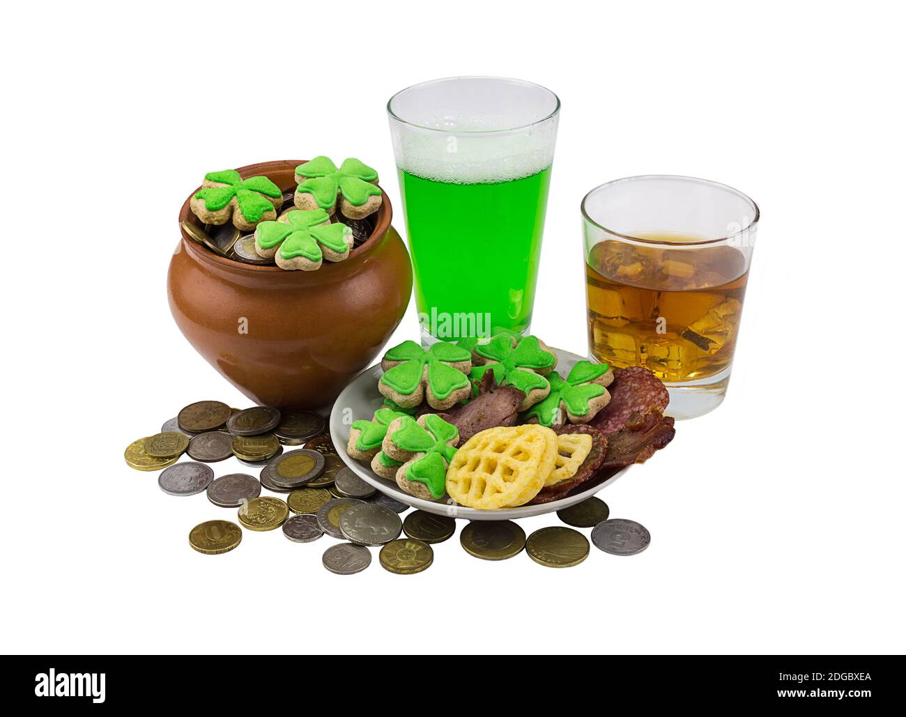 Schottischer Whisky auf den Felsen mit einem grünen Bier mit einer Brotteller Kleeblatt und einem Tontopf mit Münzen. Stockfoto