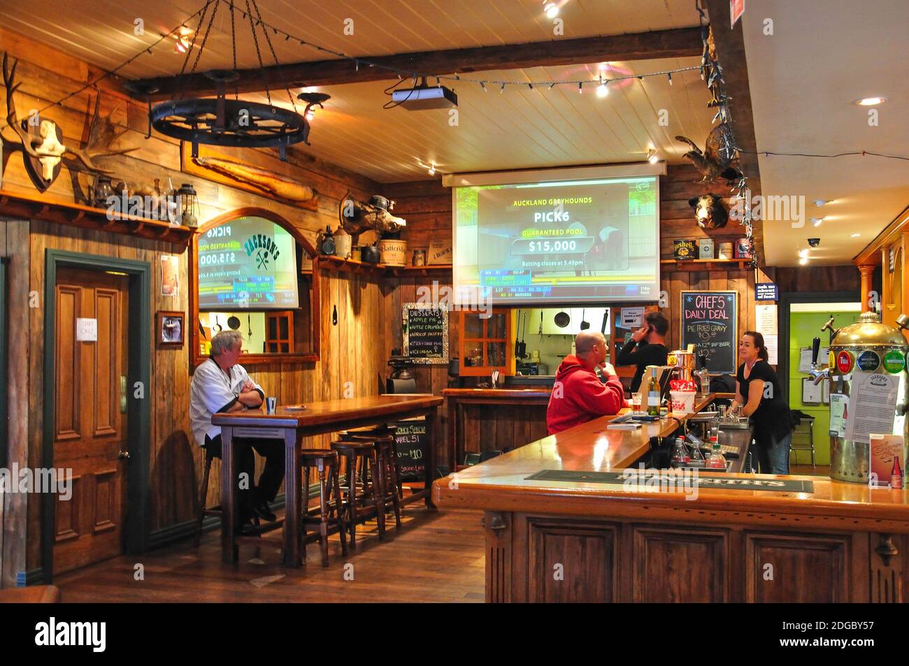 Salon mit Bar, historische Jacksons Taverne, State Highway 73, Jacksons, West Coast, Südinsel, Neuseeland Stockfoto
