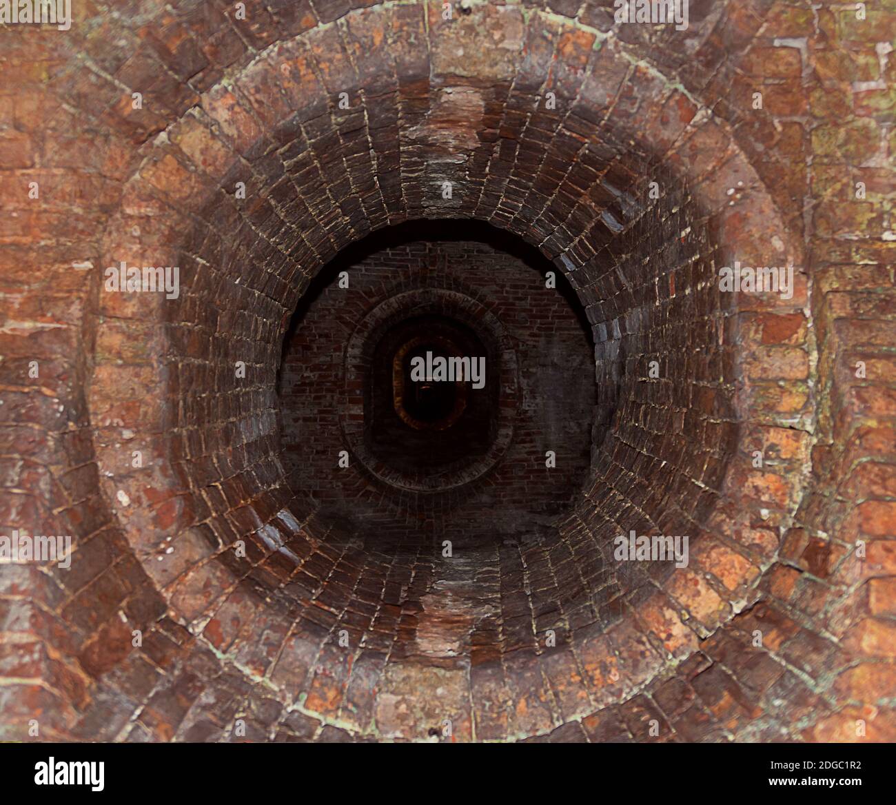 Dunkler langer Korridor mit Ziegelsteinen ausgekleidet alten Durchgang in die Netzwerk von Tunneln Stockfoto