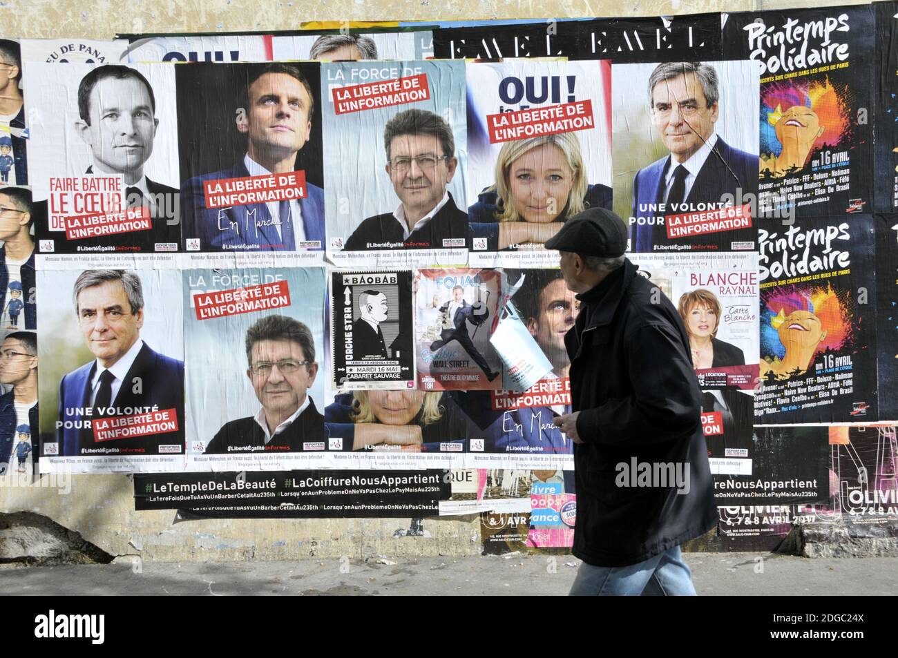 Am 4. April 2017 sind in Paris, Frankreich, Wahlplakate zu sehen, die Kandidaten für die Präsidentschaftswahl 2017 Emmanuel Macron, Benoit Hamon, Francois Fillon, Jean-Luc Melenchon und Marine Le Pen zeigen. Foto von Alain Apaydin/ABACAPRESS.COM Stockfoto
