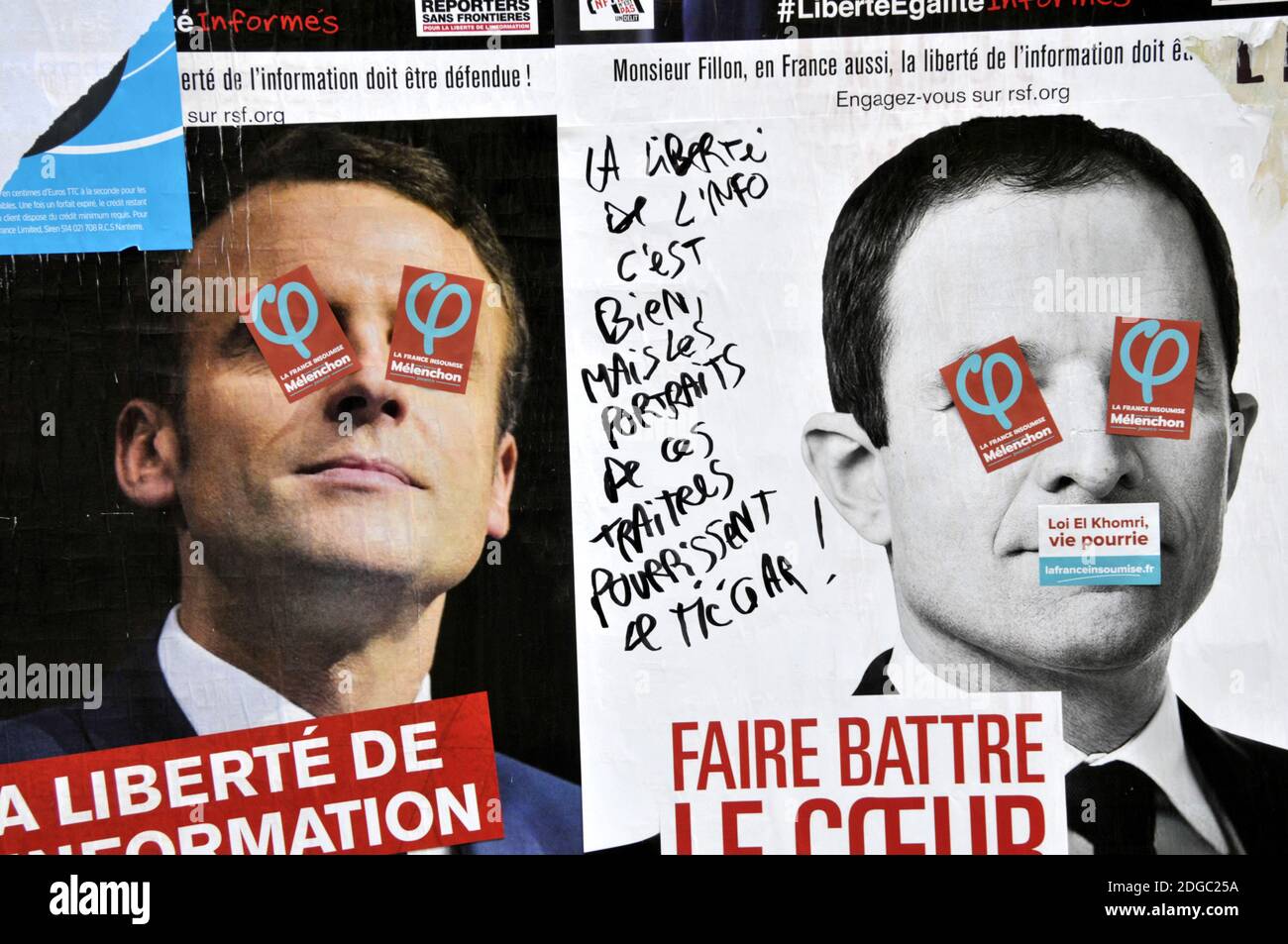 Am 4. April 2017 sind in Paris, Frankreich, Wahlplakate mit Kandidaten für die Präsidentschaftswahl 2017 Emmanuel Macron und Benoit Hamon zu sehen. Foto von Alain Apaydin/ABACAPRESS.COM Stockfoto