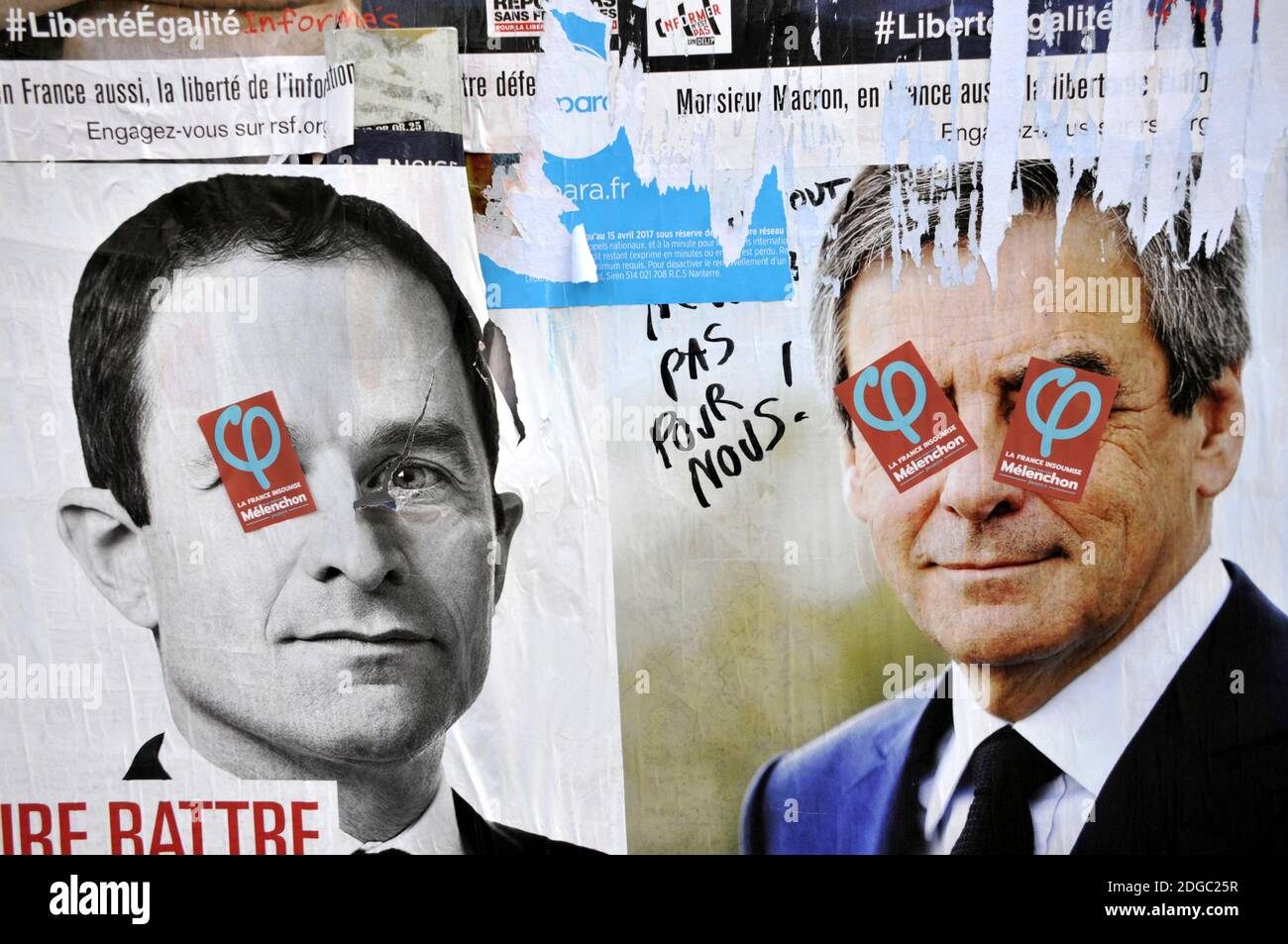 Am 4. April 2017 sind in Paris, Frankreich, Wahlplakate mit Kandidaten für die Präsidentschaftswahl 2017, Benoit Hamon und Francois Fillon zu sehen. Foto von Alain Apaydin/ABACAPRESS.COM Stockfoto
