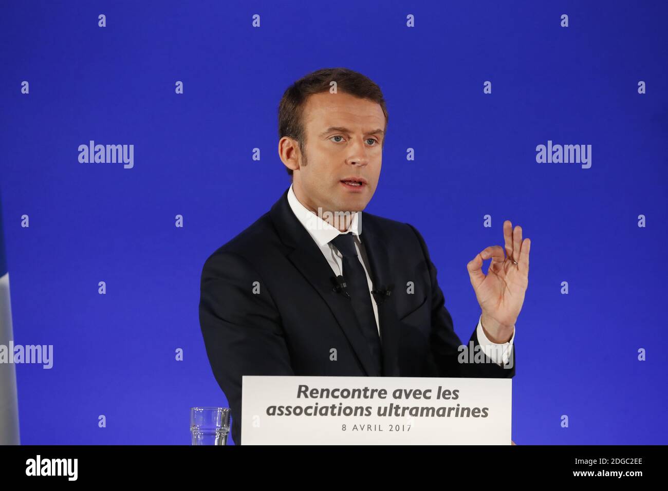 Ehemaliger französischer Wirtschaftsminister und Präsident der politischen Bewegung 'en Marche' (in Bewegung!) Und der Kandidat für die Präsidentschaftswahl 2017 Emmanuel Macron trifft am 8. April 2017 die Delegierten der französischen überseeischen Departements in Paris, Frankreich. Foto von Henri Szwarc/ABACAPRESS.COM Stockfoto