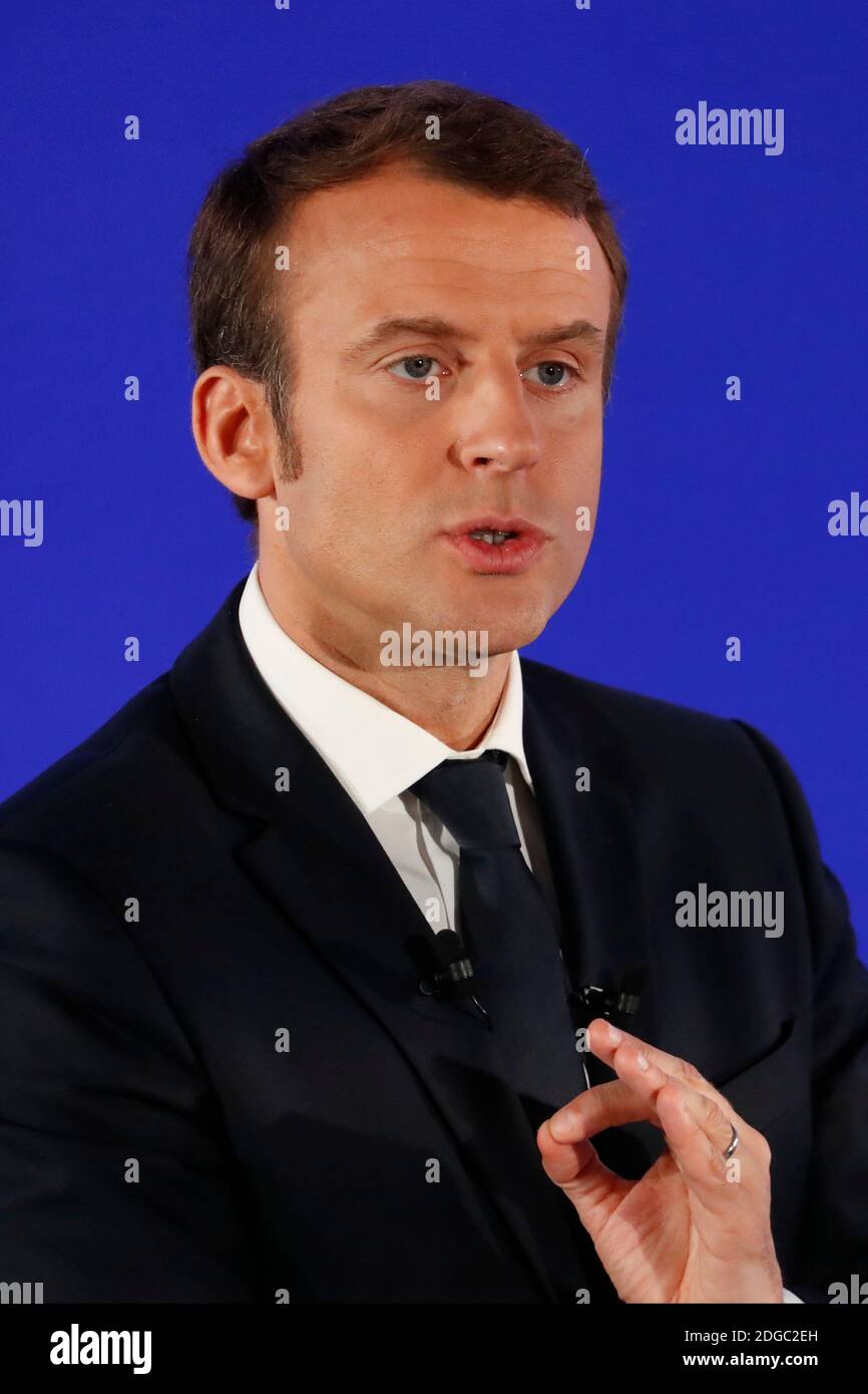 Ehemaliger französischer Wirtschaftsminister und Präsident der politischen Bewegung 'en Marche' (in Bewegung!) Und der Kandidat für die Präsidentschaftswahl 2017 Emmanuel Macron trifft am 8. April 2017 die Delegierten der französischen überseeischen Departements in Paris, Frankreich. Foto von Henri Szwarc/ABACAPRESS.COM Stockfoto