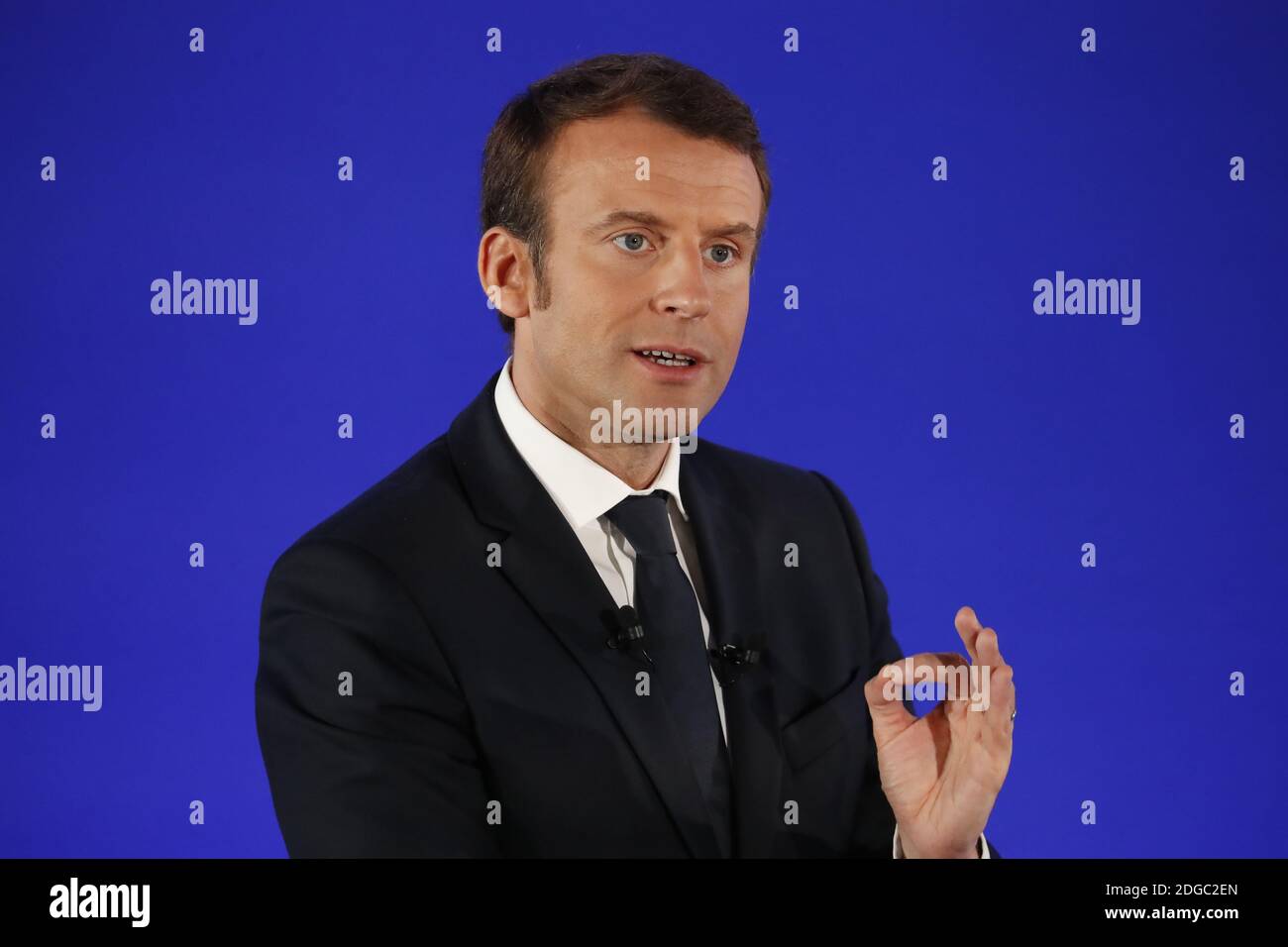 Ehemaliger französischer Wirtschaftsminister und Präsident der politischen Bewegung 'en Marche' (in Bewegung!) Und der Kandidat für die Präsidentschaftswahl 2017 Emmanuel Macron trifft am 8. April 2017 die Delegierten der französischen überseeischen Departements in Paris, Frankreich. Foto von Henri Szwarc/ABACAPRESS.COM Stockfoto